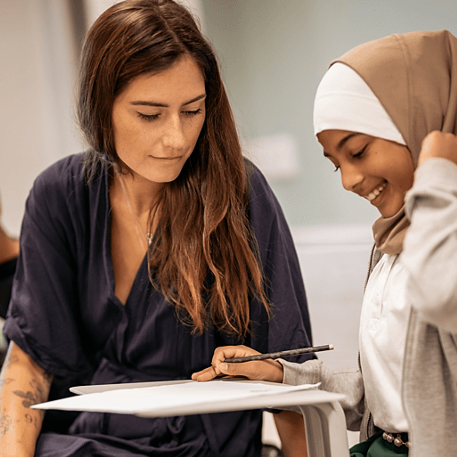 Närvarande lärare med elev