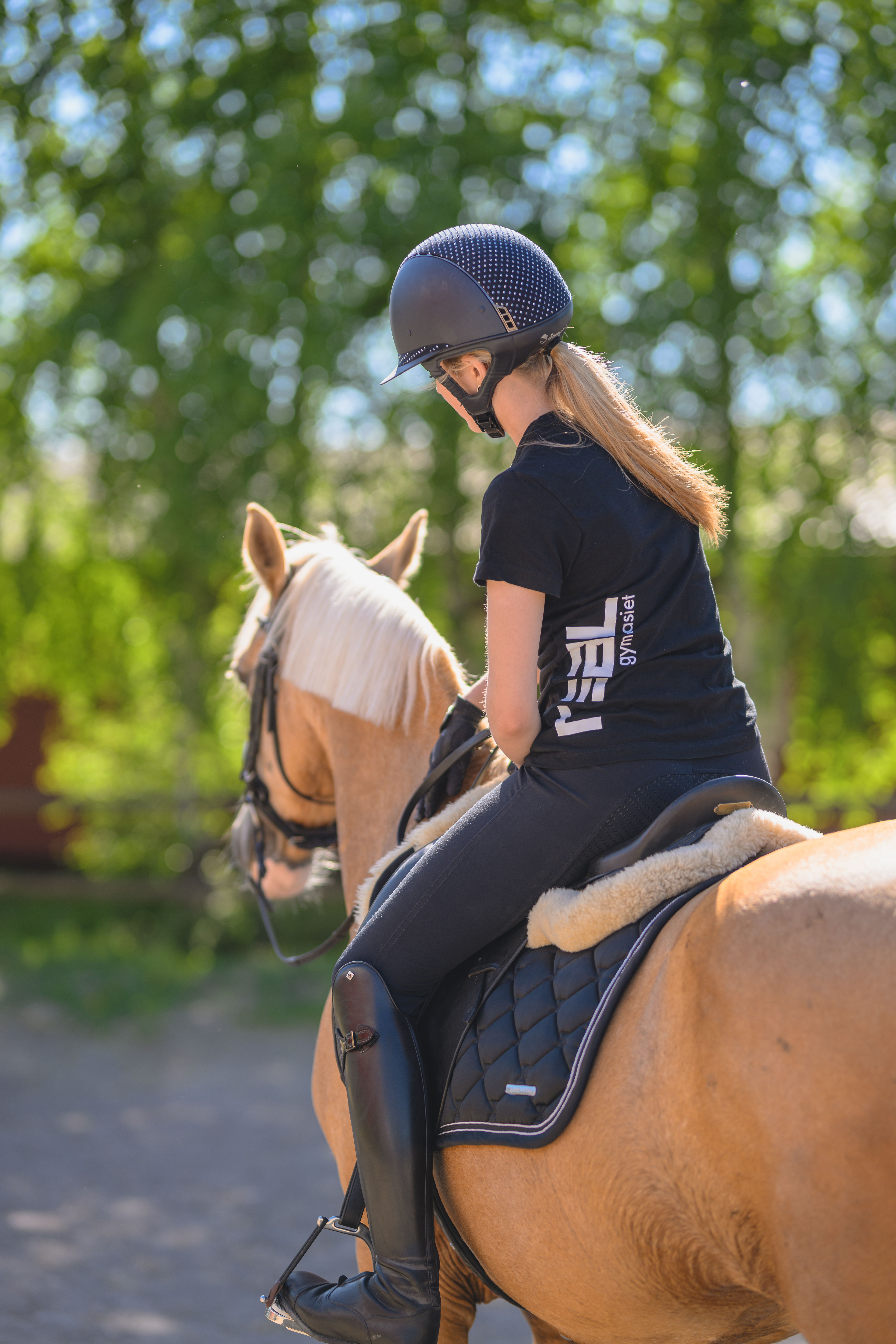 Gymnasieelev på häst