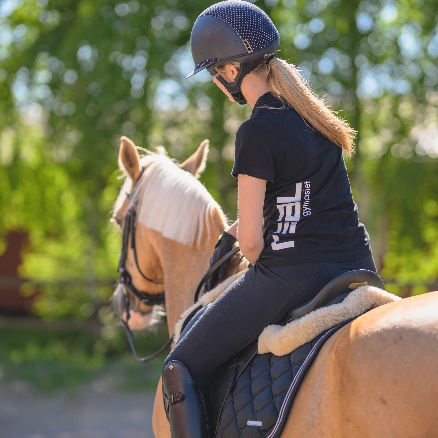 Gymnasieelev på häst