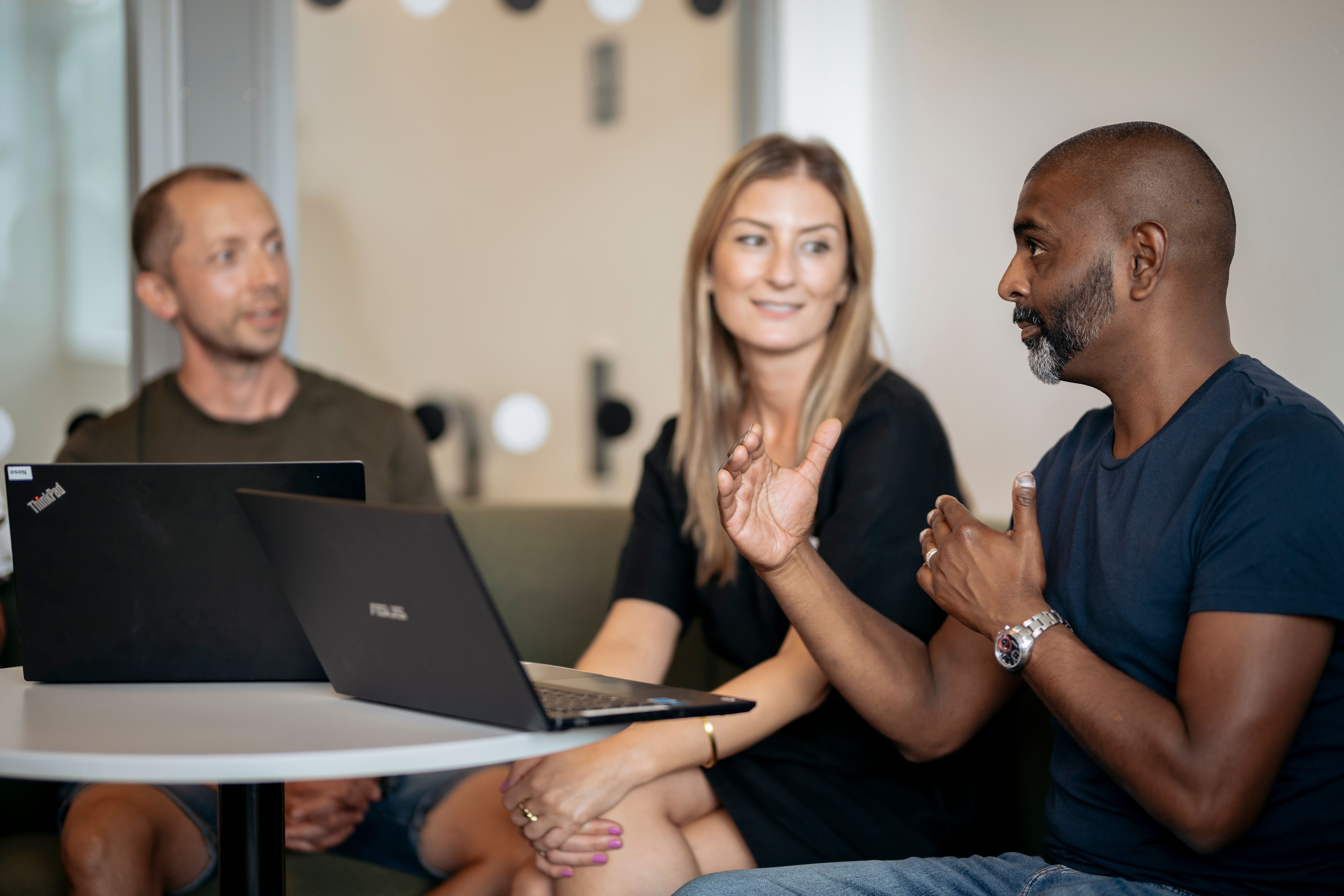 Lärare sitter tillsammans med datorer i skolmiljö