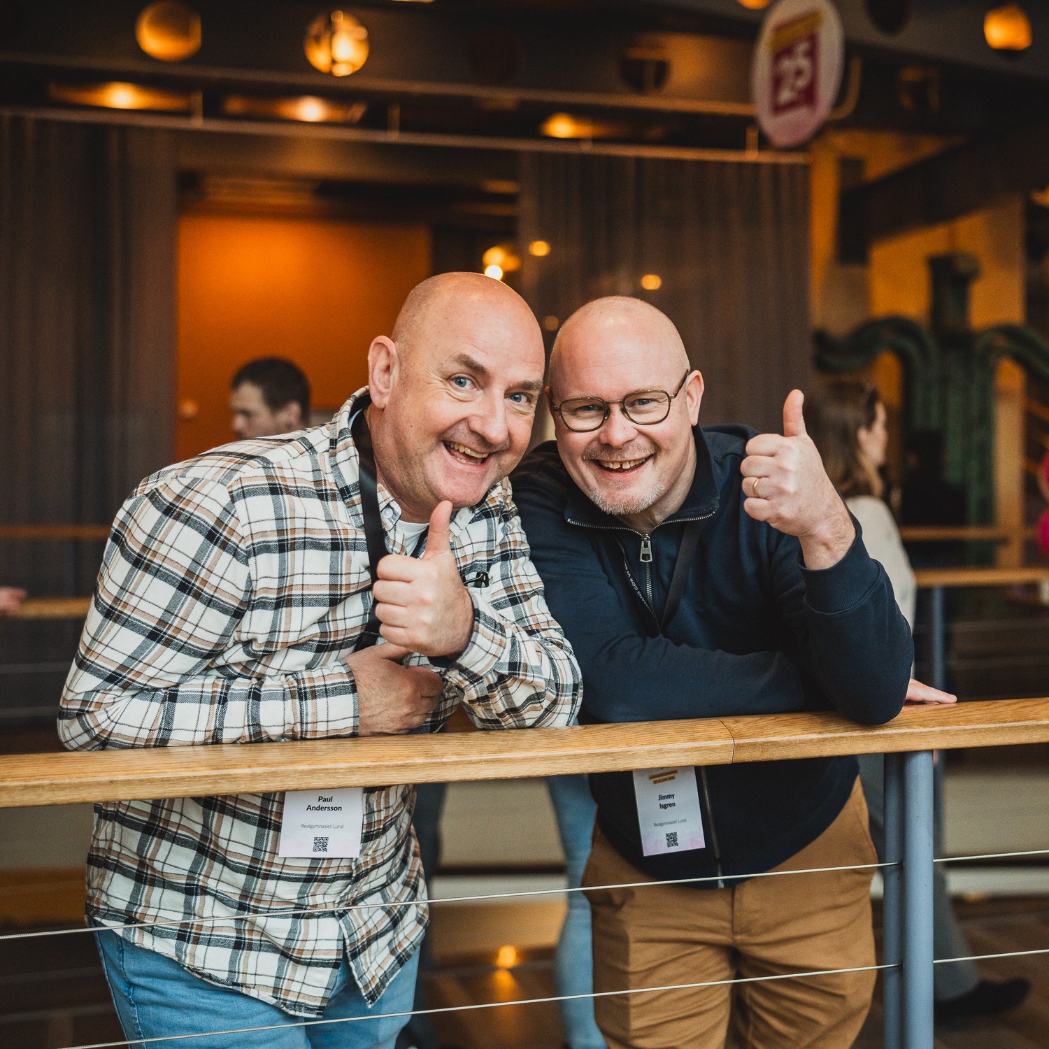 Två glada medarbetare under personaldag