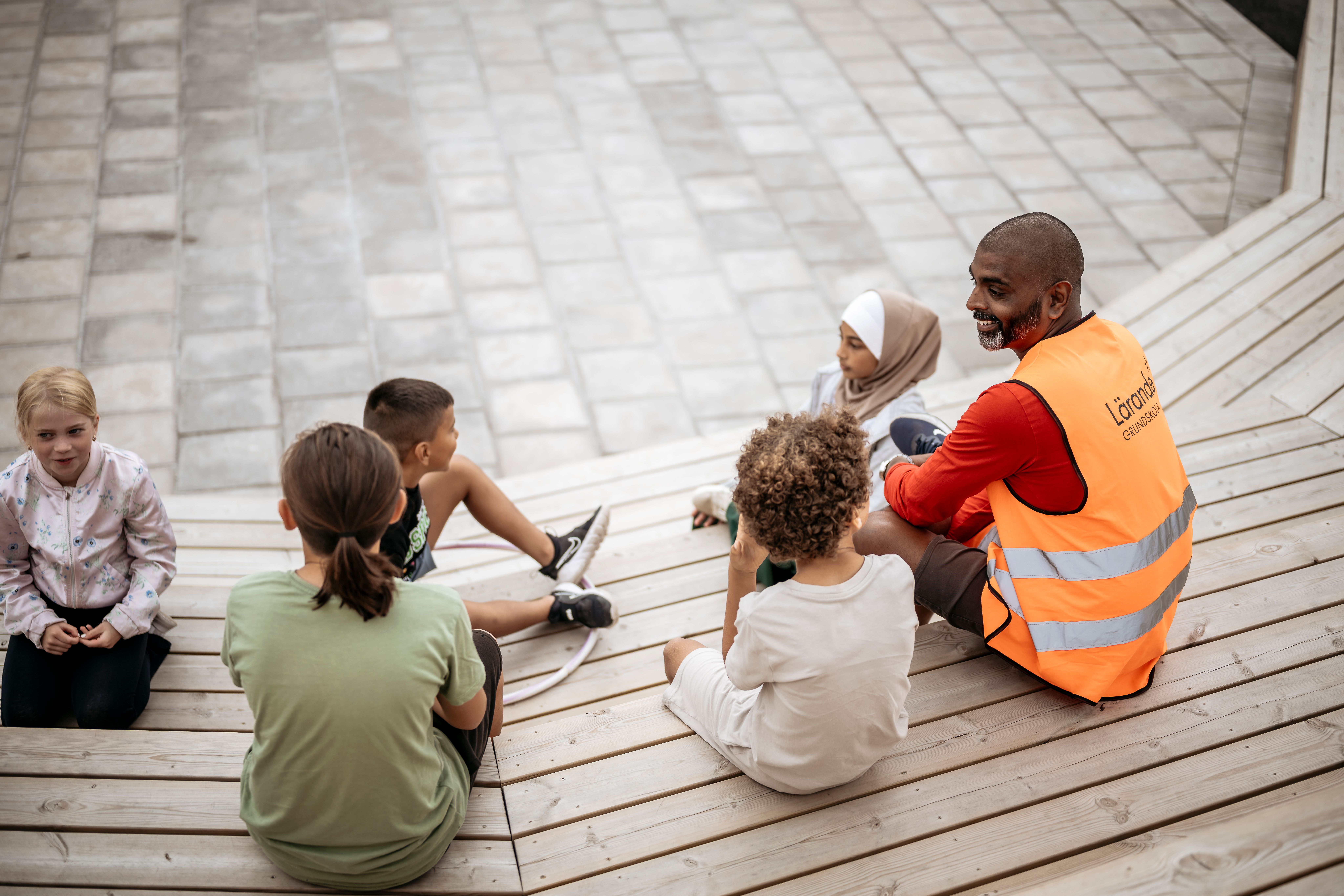 Elever och lärare sitter utomhus på skolgård​​​​‌﻿‍﻿​‍​‍‌‍﻿﻿‌﻿​‍‌‍‍‌‌‍‌﻿‌‍‍‌‌‍﻿‍​‍​‍​﻿‍‍​‍​‍‌﻿​﻿‌‍​‌‌‍﻿‍‌‍‍‌‌﻿‌​‌﻿‍‌​‍﻿‍‌‍‍‌‌‍﻿﻿​‍​‍​‍﻿​​‍​‍‌‍‍​‌﻿​‍‌‍‌‌‌‍‌‍​‍​‍​﻿‍‍​‍​‍​‍﻿﻿‌﻿​﻿‌﻿‌​‌﻿‌‌‌‍‌​‌‍‍‌‌‍﻿﻿​‍﻿﻿‌‍‍‌‌‍﻿‍‌﻿‌​‌‍‌‌‌‍﻿‍‌﻿‌​​‍﻿﻿‌‍‌‌‌‍‌​‌‍‍‌‌﻿‌​​‍﻿﻿‌‍﻿‌‌‍﻿﻿‌‍‌​‌‍‌‌​﻿﻿‌‌﻿​​‌﻿​‍‌‍‌‌‌﻿​﻿‌‍‌‌‌‍﻿‍‌﻿‌​‌‍​‌‌﻿‌​‌‍‍‌‌‍﻿﻿‌‍﻿‍​﻿‍﻿‌‍‍‌‌‍‌​​﻿﻿‌​﻿​‌​﻿​‌​﻿‌‌‌‍‌‍​﻿​‌‌‍‌‌‌‍​‍​﻿‌‌​‍﻿‌​﻿‌​​﻿‌​‌‍​‌‌‍‌‍​‍﻿‌​﻿‌​​﻿​﻿​﻿‌﻿‌‍‌‌​‍﻿‌‌‍​‍​﻿​‍‌‍​‍​﻿‌‍​‍﻿‌‌‍‌‍‌‍​﻿​﻿‍‌‌‍‌​​﻿​‌‌‍​‌​﻿‌﻿​﻿‌‍​﻿‍​​﻿​﻿‌‍​‌​﻿​‌​﻿‍﻿‌﻿‌​‌﻿‍‌‌﻿​​‌‍‌‌​﻿﻿‌‌‍​‌‌﻿​‍‌﻿‌​‌‍‍‌‌‍​﻿‌‍﻿​‌‍‌‌‌‌​​‌‍​‌‌‍‌﻿‌‍‌‌​﻿‍﻿‌﻿​​‌‍​‌‌﻿‌​‌‍‍​​﻿﻿‌‌‍‍​‌‍‌‌‌﻿​‍‌‍﻿﻿​‍﻿‍‌‍‍​‌‍‌‌‌﻿​‍‌‍﻿﻿‌​﻿‌‌‍‌‌‌‍‌​‌‍‍‌‌‍​‌​‍﻿‍‌‍‍‌‌‍﻿‌‌‍​‌‌‍‌﻿‌‍‌‌​‍﻿‍‌‍​‌‌‍﻿​‌﻿‌​​﻿﻿﻿‌‍​‍‌‍​‌‌﻿​﻿‌‍‌‌‌‌‌‌‌﻿​‍‌‍﻿​​﻿﻿‌​‍‌‌​﻿​‍‌​‌‍‌﻿​﻿‌﻿‌​‌﻿‌‌‌‍‌​‌‍‍‌‌‍﻿﻿​‍‌‍‌‍‍‌‌‍‌​​﻿﻿‌​﻿​‌​﻿​‌​﻿‌‌‌‍‌‍​﻿​‌‌‍‌‌‌‍​‍​﻿‌‌​‍﻿‌​﻿‌​​﻿‌​‌‍​‌‌‍‌‍​‍﻿‌​﻿‌​​﻿​﻿​﻿‌﻿‌‍‌‌​‍﻿‌‌‍​‍​﻿​‍‌‍​‍​﻿‌‍​‍﻿‌‌‍‌‍‌‍​﻿​﻿‍‌‌‍‌​​﻿​‌‌‍​‌​﻿‌﻿​﻿‌‍​﻿‍​​﻿​﻿‌‍​‌​﻿​‌​‍‌‍‌﻿‌​‌﻿‍‌‌﻿​​‌‍‌‌​﻿﻿‌‌‍​‌‌﻿​‍‌﻿‌​‌‍‍‌‌‍​﻿‌‍﻿​‌‍‌‌‌‌​​‌‍​‌‌‍‌﻿‌‍‌‌​‍‌‍‌﻿​​‌‍​‌‌﻿‌​‌‍‍​​﻿﻿‌‌‍‍​‌‍‌‌‌﻿​‍‌‍﻿﻿​‍﻿‍‌‍‍​‌‍‌‌‌﻿​‍‌‍﻿﻿‌​﻿‌‌‍‌‌‌‍‌​‌‍‍‌‌‍​‌​‍﻿‍‌‍‍‌‌‍﻿‌‌‍​‌‌‍‌﻿‌‍‌‌​‍﻿‍‌‍​‌‌‍﻿​‌﻿‌​​‍‌‍‌﻿​​‌‍‌‌‌﻿​‍‌﻿​﻿‌﻿​​‌‍‌‌‌‍​﻿‌﻿‌​‌‍‍‌‌﻿‌‍‌‍‌‌​﻿﻿‌‌﻿​​‌﻿‌‌‌‍​‍‌‍﻿​‌‍‍‌‌﻿​﻿‌‍‍​‌‍‌‌‌‍‌​​‍​‍‌﻿﻿‌