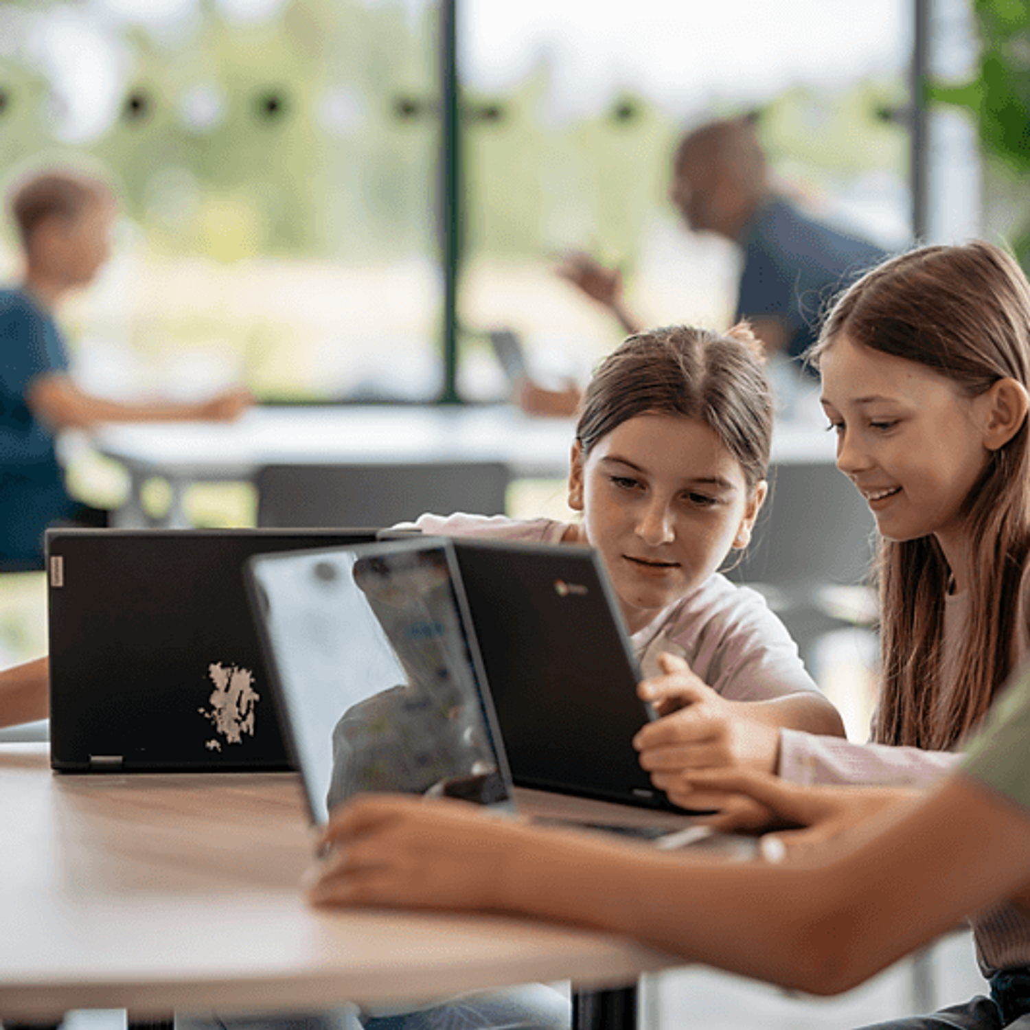 Elever samarbetar vid datorer