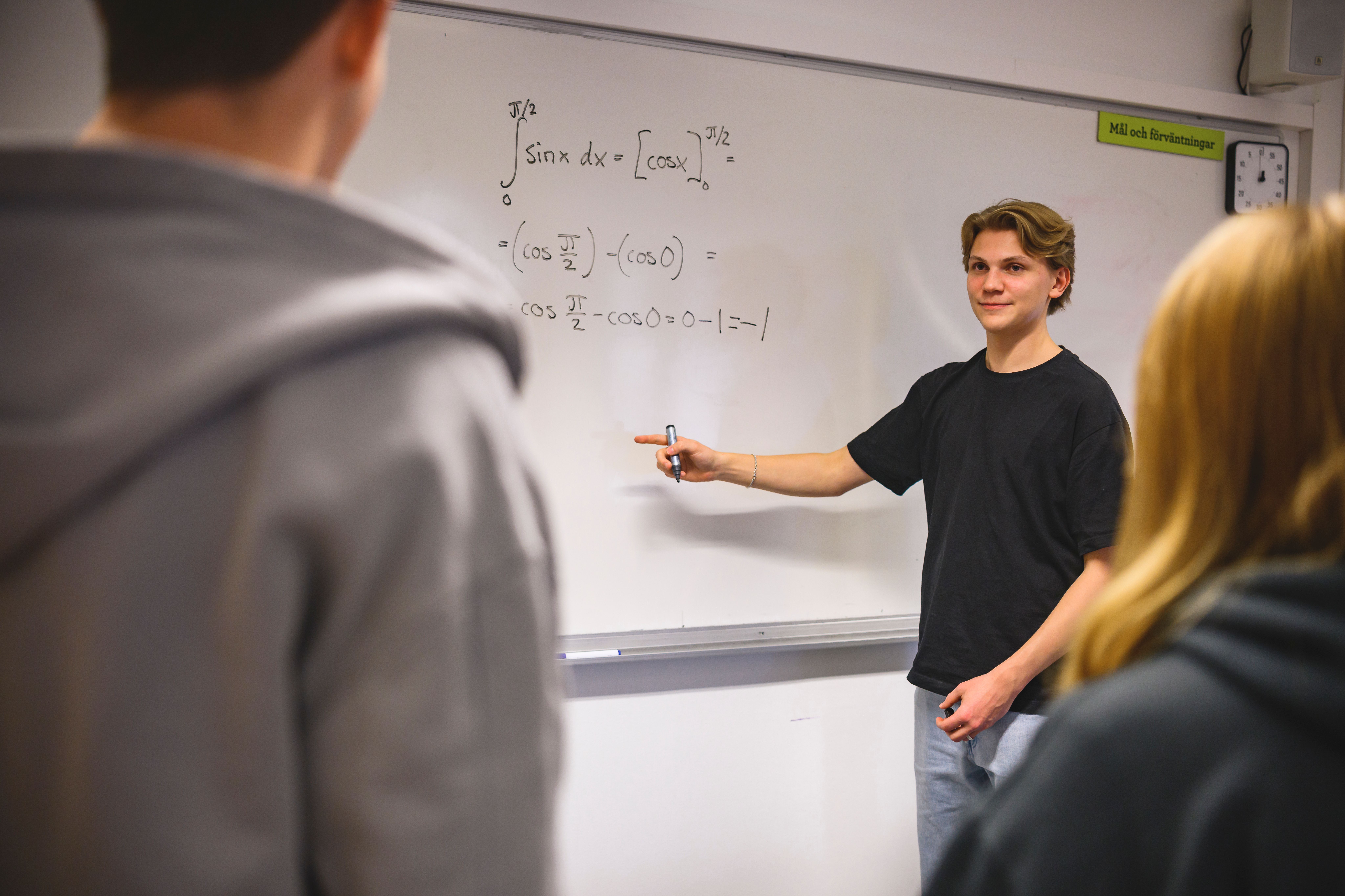 Elev skriver på whiteboard framför andra elever​​​​‌﻿‍﻿​‍​‍‌‍﻿﻿‌﻿​‍‌‍‍‌‌‍‌﻿‌‍‍‌‌‍﻿‍​‍​‍​﻿‍‍​‍​‍‌﻿​﻿‌‍​‌‌‍﻿‍‌‍‍‌‌﻿‌​‌﻿‍‌​‍﻿‍‌‍‍‌‌‍﻿﻿​‍​‍​‍﻿​​‍​‍‌‍‍​‌﻿​‍‌‍‌‌‌‍‌‍​‍​‍​﻿‍‍​‍​‍​‍﻿﻿‌﻿​﻿‌﻿‌​‌﻿‌‌‌‍‌​‌‍‍‌‌‍﻿﻿​‍﻿﻿‌‍‍‌‌‍﻿‍‌﻿‌​‌‍‌‌‌‍﻿‍‌﻿‌​​‍﻿﻿‌‍‌‌‌‍‌​‌‍‍‌‌﻿‌​​‍﻿﻿‌‍﻿‌‌‍﻿﻿‌‍‌​‌‍‌‌​﻿﻿‌‌﻿​​‌﻿​‍‌‍‌‌‌﻿​﻿‌‍‌‌‌‍﻿‍‌﻿‌​‌‍​‌‌﻿‌​‌‍‍‌‌‍﻿﻿‌‍﻿‍​﻿‍﻿‌‍‍‌‌‍‌​​﻿﻿‌​﻿​‌​﻿​‌​﻿‌‌‌‍‌‍​﻿​‌‌‍‌‌‌‍​‍​﻿‌‌​‍﻿‌​﻿‌​​﻿‌​‌‍​‌‌‍‌‍​‍﻿‌​﻿‌​​﻿​﻿​﻿‌﻿‌‍‌‌​‍﻿‌‌‍​‍​﻿​‍‌‍​‍​﻿‌‍​‍﻿‌‌‍‌‍‌‍​﻿​﻿‍‌‌‍‌​​﻿​‌‌‍​‌​﻿‌﻿​﻿‌‍​﻿‍​​﻿​﻿‌‍​‌​﻿​‌​﻿‍﻿‌﻿‌​‌﻿‍‌‌﻿​​‌‍‌‌​﻿﻿‌‌‍​‌‌﻿​‍‌﻿‌​‌‍‍‌‌‍​﻿‌‍﻿​‌‍‌‌‌‌​​‌‍​‌‌‍‌﻿‌‍‌‌​﻿‍﻿‌﻿​​‌‍​‌‌﻿‌​‌‍‍​​﻿﻿‌‌﻿​​‌‍​‌‌‍‌﻿‌‍‌‌‌​​‍‌﻿‌‌‌‍‍‌‌‍﻿​‌‍‌​‌‍‌‌‌﻿​‍​‍‌‌​﻿‌‌‌​​‍‌‌﻿﻿‌‍‍﻿‌‍‌‌‌﻿‍‌​‍‌‌​﻿​﻿‌​‌​​‍‌‌​﻿​﻿‌​‌​​‍‌‌​﻿​‍​﻿​‍​﻿‌﻿‌‍‌‍‌‍​‍‌‍‌​​﻿‍‌​﻿‌​‌‍‌‍‌‍‌​‌‍​﻿​﻿‌﻿​﻿‍‌‌‍‌​​‍‌‌​﻿​‍​﻿​‍​‍‌‌​﻿‌‌‌​‌​​‍﻿‍‌﻿‌﻿‌‍‌‌‌‍‌‌‌‍‍﻿‌﻿​﻿​‍‌‌​﻿‌‌‌​​‍‌‌﻿﻿‌‍‍﻿‌‍‌‌‌﻿‍‌​‍‌‌​﻿​﻿‌​‌​​‍‌‌​﻿​﻿‌​‌​​‍‌‌​﻿​‍​﻿​‍​﻿‌﻿‌‍‌‍‌‍‌‌​﻿​​‌‍​‍‌‍‌‌​﻿​​​﻿​‍​﻿​﻿​﻿​‍​﻿‍‌​﻿​​​‍‌‌​﻿​‍​﻿​‍​‍‌‌​﻿‌‌‌​‌​​‍﻿‍‌﻿​﻿‌‍​﻿‌‍‍​‌‍‌‌‌‍‌​‌﻿‌‌‌‍﻿​‌‍‌‌​‍‌‌​﻿‌‌‌​​‍‌‌﻿﻿‌‍‍﻿‌‍‌‌‌﻿‍‌​‍‌‌​﻿​﻿‌​‌​​‍‌‌​﻿​﻿‌​‌​​‍‌‌​﻿​‍​﻿​‍​﻿‌﻿​﻿​﻿​﻿​‍​﻿​‌​﻿​​​﻿​﻿‌‍‌​​﻿‌﻿​﻿‌‍​﻿​‍‌‍​﻿‌‍​﻿​‍‌‌​﻿​‍​﻿​‍​‍‌‌​﻿‌‌‌​‌​​‍﻿‍‌‍‍‌‌‍﻿‌‌‍​‌‌‍‌﻿‌‍‌‌​‍﻿‍‌‍​‌‌‍﻿​‌﻿‌​​﻿﻿﻿‌‍​‍‌‍​‌‌﻿​﻿‌‍‌‌‌‌‌‌‌﻿​‍‌‍﻿​​﻿﻿‌​‍‌‌​﻿​‍‌​‌‍‌﻿​﻿‌﻿‌​‌﻿‌‌‌‍‌​‌‍‍‌‌‍﻿﻿​‍‌‍‌‍‍‌‌‍‌​​﻿﻿‌​﻿​‌​﻿​‌​﻿‌‌‌‍‌‍​﻿​‌‌‍‌‌‌‍​‍​﻿‌‌​‍﻿‌​﻿‌​​﻿‌​‌‍​‌‌‍‌‍​‍﻿‌​﻿‌​​﻿​﻿​﻿‌﻿‌‍‌‌​‍﻿‌‌‍​‍​﻿​‍‌‍​‍​﻿‌‍​‍﻿‌‌‍‌‍‌‍​﻿​﻿‍‌‌‍‌​​﻿​‌‌‍​‌​﻿‌﻿​﻿‌‍​﻿‍​​﻿​﻿‌‍​‌​﻿​‌​‍‌‍‌﻿‌​‌﻿‍‌‌﻿​​‌‍‌‌​﻿﻿‌‌‍​‌‌﻿​‍‌﻿‌​‌‍‍‌‌‍​﻿‌‍﻿​‌‍‌‌‌‌​​‌‍​‌‌‍‌﻿‌‍‌‌​‍‌‍‌﻿​​‌‍​‌‌﻿‌​‌‍‍​​﻿﻿‌‌﻿​​‌‍​‌‌‍‌﻿‌‍‌‌‌​​‍‌﻿‌‌‌‍‍‌‌‍﻿​‌‍‌​‌‍‌‌‌﻿​‍​‍‌‌​﻿‌‌‌​​‍‌‌﻿﻿‌‍‍﻿‌‍‌‌‌﻿‍‌​‍‌‌​﻿​﻿‌​‌​​‍‌‌​﻿​﻿‌​‌​​‍‌‌​﻿​‍​﻿​‍​﻿‌﻿‌‍‌‍‌‍​‍‌‍‌​​﻿‍‌​﻿‌​‌‍‌‍‌‍‌​‌‍​﻿​﻿‌﻿​﻿‍‌‌‍‌​​‍‌‌​﻿​‍​﻿​‍​‍‌‌​﻿‌‌‌​‌​​‍﻿‍‌﻿‌﻿‌‍‌‌‌‍‌‌‌‍‍﻿‌﻿​﻿​‍‌‌​﻿‌‌‌​​‍‌‌﻿﻿‌‍‍﻿‌‍‌‌‌﻿‍‌​‍‌‌​﻿​﻿‌​‌​​‍‌‌​﻿​﻿‌​‌​​‍‌‌​﻿​‍​﻿​‍​﻿‌﻿‌‍‌‍‌‍‌‌​﻿​​‌‍​‍‌‍‌‌​﻿​​​﻿​‍​﻿​﻿​﻿​‍​﻿‍‌​﻿​​​‍‌‌​﻿​‍​﻿​‍​‍‌‌​﻿‌‌‌​‌​​‍﻿‍‌﻿​﻿‌‍​﻿‌‍‍​‌‍‌‌‌‍‌​‌﻿‌‌‌‍﻿​‌‍‌‌​‍‌‌​﻿‌‌‌​​‍‌‌﻿﻿‌‍‍﻿‌‍‌‌‌﻿‍‌​‍‌‌​﻿​﻿‌​‌​​‍‌‌​﻿​﻿‌​‌​​‍‌‌​﻿​‍​﻿​‍​﻿‌﻿​﻿​﻿​﻿​‍​﻿​‌​﻿​​​﻿​﻿‌‍‌​​﻿‌﻿​﻿‌‍​﻿​‍‌‍​﻿‌‍​﻿​‍‌‌​﻿​‍​﻿​‍​‍‌‌​﻿‌‌‌​‌​​‍﻿‍‌‍‍‌‌‍﻿‌‌‍​‌‌‍‌﻿‌‍‌‌​‍﻿‍‌‍​‌‌‍﻿​‌﻿‌​​‍‌‍‌﻿​​‌‍‌‌‌﻿​‍‌﻿​﻿‌﻿​​‌‍‌‌‌‍​﻿‌﻿‌​‌‍‍‌‌﻿‌‍‌‍‌‌​﻿﻿‌‌﻿​​‌﻿‌‌‌‍​‍‌‍﻿​‌‍‍‌‌﻿​﻿‌‍‍​‌‍‌‌‌‍‌​​‍​‍‌﻿﻿‌