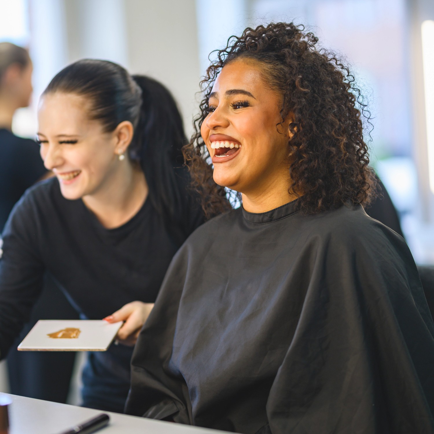 Skrattande elever i sminkstudio