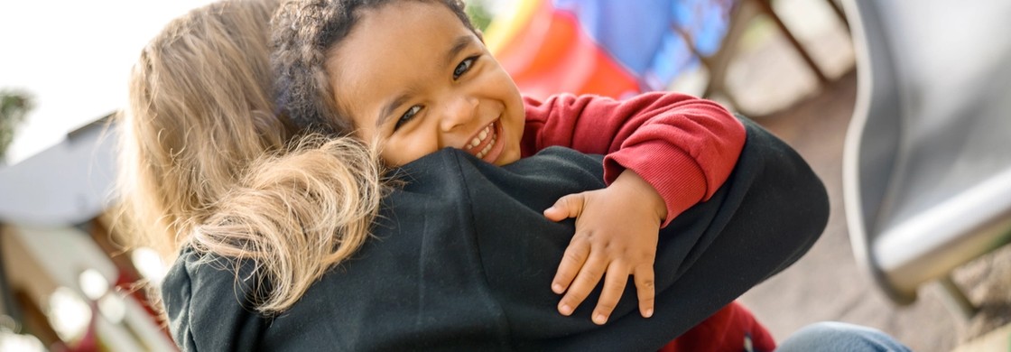 Pedagog och barn kramas