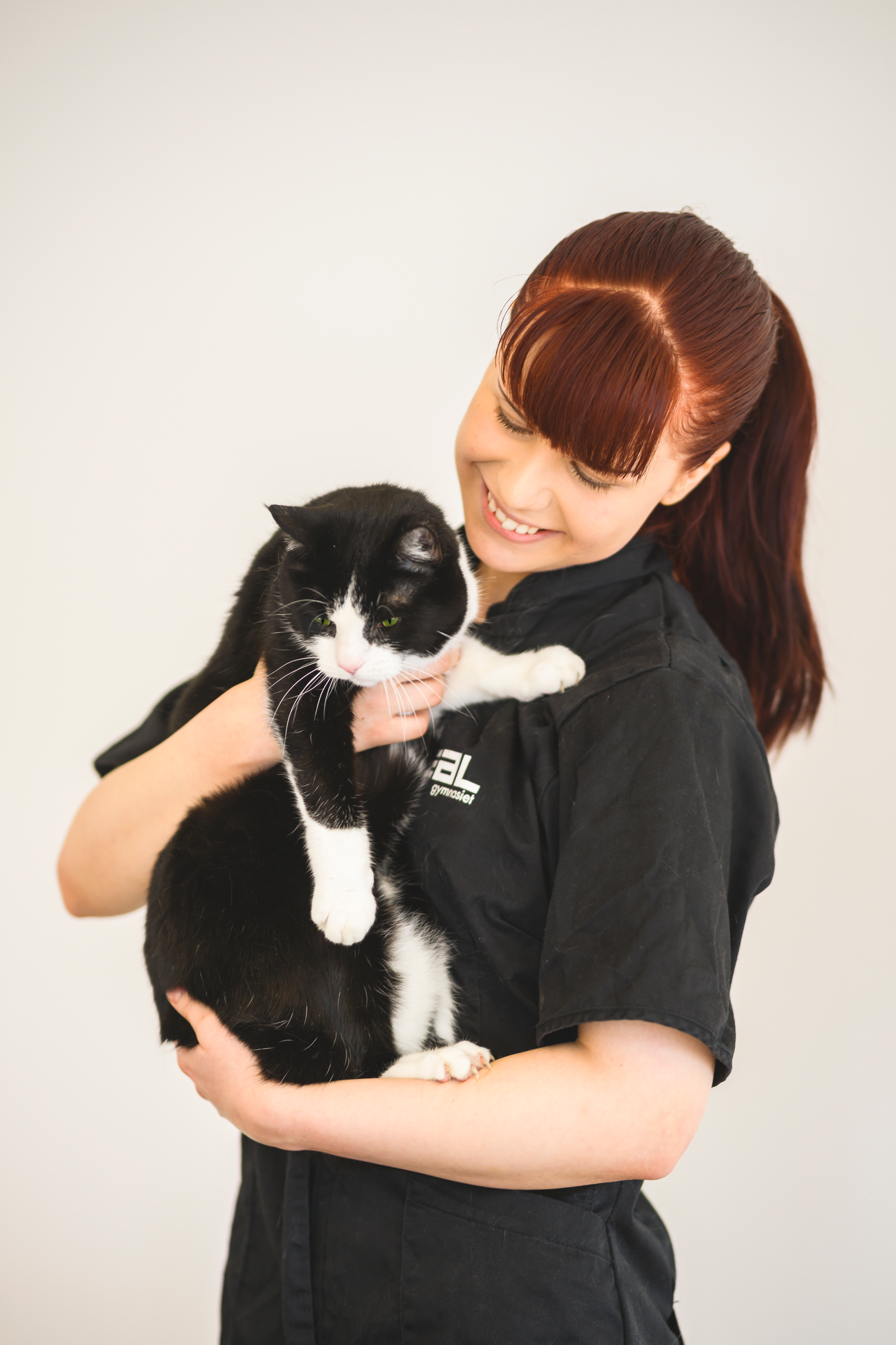 Elev håller svartvit katt​​​​‌﻿‍﻿​‍​‍‌‍﻿﻿‌﻿​‍‌‍‍‌‌‍‌﻿‌‍‍‌‌‍﻿‍​‍​‍​﻿‍‍​‍​‍‌﻿​﻿‌‍​‌‌‍﻿‍‌‍‍‌‌﻿‌​‌﻿‍‌​‍﻿‍‌‍‍‌‌‍﻿﻿​‍​‍​‍﻿​​‍​‍‌‍‍​‌﻿​‍‌‍‌‌‌‍‌‍​‍​‍​﻿‍‍​‍​‍​‍﻿﻿‌﻿​﻿‌﻿‌​‌﻿‌‌‌‍‌​‌‍‍‌‌‍﻿﻿​‍﻿﻿‌‍‍‌‌‍﻿‍‌﻿‌​‌‍‌‌‌‍﻿‍‌﻿‌​​‍﻿﻿‌‍‌‌‌‍‌​‌‍‍‌‌﻿‌​​‍﻿﻿‌‍﻿‌‌‍﻿﻿‌‍‌​‌‍‌‌​﻿﻿‌‌﻿​​‌﻿​‍‌‍‌‌‌﻿​﻿‌‍‌‌‌‍﻿‍‌﻿‌​‌‍​‌‌﻿‌​‌‍‍‌‌‍﻿﻿‌‍﻿‍​﻿‍﻿‌‍‍‌‌‍‌​​﻿﻿‌‌‍​﻿​﻿‌​​﻿‌﻿​﻿‍​​﻿​﻿‌‍​﻿​﻿​​​﻿‌​​‍﻿‌​﻿‍​​﻿‌​​﻿‌​‌‍‌​​‍﻿‌​﻿‌​​﻿‌﻿​﻿‌​​﻿‌‍​‍﻿‌‌‍​‍​﻿​‍​﻿‌﻿​﻿​‍​‍﻿‌​﻿‍​‌‍‌‍​﻿​﻿‌‍‌​​﻿​​​﻿‍​‌‍‌​‌‍‌‌​﻿‌‌​﻿‍‌‌‍​‍‌‍‌​​﻿‍﻿‌﻿‌​‌﻿‍‌‌﻿​​‌‍‌‌​﻿﻿‌‌‍​‌‌﻿​‍‌﻿‌​‌‍‍‌‌‍​﻿‌‍﻿​‌‍‌‌‌‌​​‌‍​‌‌‍‌﻿‌‍‌‌​﻿‍﻿‌﻿​​‌‍​‌‌﻿‌​‌‍‍​​﻿﻿‌‌﻿​​‌‍​‌‌‍‌﻿‌‍‌‌‌​​‍‌﻿‌‌‌‍‍‌‌‍﻿​‌‍‌​‌‍‌‌‌﻿​‍​‍‌‌​﻿‌‌‌​​‍‌‌﻿﻿‌‍‍﻿‌‍‌‌‌﻿‍‌​‍‌‌​﻿​﻿‌​‌​​‍‌‌​﻿​﻿‌​‌​​‍‌‌​﻿​‍​﻿​‍‌‍​‍​﻿‌​‌‍​‌​﻿​‍​﻿​‍‌‍‌​‌‍‌​​﻿‌​​﻿‍​​﻿‌​​﻿​‍​﻿​‌​‍‌‌​﻿​‍​﻿​‍​‍‌‌​﻿‌‌‌​‌​​‍﻿‍‌﻿‌﻿‌‍‌‌‌‍‌‌‌‍‍﻿‌﻿​﻿​‍‌‌​﻿‌‌‌​​‍‌‌﻿﻿‌‍‍﻿‌‍‌‌‌﻿‍‌​‍‌‌​﻿​﻿‌​‌​​‍‌‌​﻿​﻿‌​‌​​‍‌‌​﻿​‍​﻿​‍​﻿​‌​﻿‍‌​﻿‌﻿‌‍‌‌‌‍‌‍‌‍​‌‌‍​﻿​﻿‍‌‌‍‌‍​﻿‌​​﻿‌‍​﻿‌﻿​‍‌‌​﻿​‍​﻿​‍​‍‌‌​﻿‌‌‌​‌​​‍﻿‍‌﻿​﻿‌‍​﻿‌‍‍​‌‍‌‌‌‍‌​‌﻿‌‌‌‍﻿​‌‍‌‌​‍‌‌​﻿‌‌‌​​‍‌‌﻿﻿‌‍‍﻿‌‍‌‌‌﻿‍‌​‍‌‌​﻿​﻿‌​‌​​‍‌‌​﻿​﻿‌​‌​​‍‌‌​﻿​‍​﻿​‍‌‍‌​​﻿‌﻿​﻿​​​﻿​​​﻿‌‍‌‍​﻿‌‍​‍‌‍‌‍​﻿‍‌​﻿​​​﻿​﻿‌‍​‌​‍‌‌​﻿​‍​﻿​‍​‍‌‌​﻿‌‌‌​‌​​‍﻿‍‌‍‍‌‌‍﻿‌‌‍​‌‌‍‌﻿‌‍‌‌​‍﻿‍‌‍​‌‌‍﻿​‌﻿‌​​﻿﻿﻿‌‍​‍‌‍​‌‌﻿​﻿‌‍‌‌‌‌‌‌‌﻿​‍‌‍﻿​​﻿﻿‌​‍‌‌​﻿​‍‌​‌‍‌﻿​﻿‌﻿‌​‌﻿‌‌‌‍‌​‌‍‍‌‌‍﻿﻿​‍‌‍‌‍‍‌‌‍‌​​﻿﻿‌‌‍​﻿​﻿‌​​﻿‌﻿​﻿‍​​﻿​﻿‌‍​﻿​﻿​​​﻿‌​​‍﻿‌​﻿‍​​﻿‌​​﻿‌​‌‍‌​​‍﻿‌​﻿‌​​﻿‌﻿​﻿‌​​﻿‌‍​‍﻿‌‌‍​‍​﻿​‍​﻿‌﻿​﻿​‍​‍﻿‌​﻿‍​‌‍‌‍​﻿​﻿‌‍‌​​﻿​​​﻿‍​‌‍‌​‌‍‌‌​﻿‌‌​﻿‍‌‌‍​‍‌‍‌​​‍‌‍‌﻿‌​‌﻿‍‌‌﻿​​‌‍‌‌​﻿﻿‌‌‍​‌‌﻿​‍‌﻿‌​‌‍‍‌‌‍​﻿‌‍﻿​‌‍‌‌‌‌​​‌‍​‌‌‍‌﻿‌‍‌‌​‍‌‍‌﻿​​‌‍​‌‌﻿‌​‌‍‍​​﻿﻿‌‌﻿​​‌‍​‌‌‍‌﻿‌‍‌‌‌​​‍‌﻿‌‌‌‍‍‌‌‍﻿​‌‍‌​‌‍‌‌‌﻿​‍​‍‌‌​﻿‌‌‌​​‍‌‌﻿﻿‌‍‍﻿‌‍‌‌‌﻿‍‌​‍‌‌​﻿​﻿‌​‌​​‍‌‌​﻿​﻿‌​‌​​‍‌‌​﻿​‍​﻿​‍‌‍​‍​﻿‌​‌‍​‌​﻿​‍​﻿​‍‌‍‌​‌‍‌​​﻿‌​​﻿‍​​﻿‌​​﻿​‍​﻿​‌​‍‌‌​﻿​‍​﻿​‍​‍‌‌​﻿‌‌‌​‌​​‍﻿‍‌﻿‌﻿‌‍‌‌‌‍‌‌‌‍‍﻿‌﻿​﻿​‍‌‌​﻿‌‌‌​​‍‌‌﻿﻿‌‍‍﻿‌‍‌‌‌﻿‍‌​‍‌‌​﻿​﻿‌​‌​​‍‌‌​﻿​﻿‌​‌​​‍‌‌​﻿​‍​﻿​‍​﻿​‌​﻿‍‌​﻿‌﻿‌‍‌‌‌‍‌‍‌‍​‌‌‍​﻿​﻿‍‌‌‍‌‍​﻿‌​​﻿‌‍​﻿‌﻿​‍‌‌​﻿​‍​﻿​‍​‍‌‌​﻿‌‌‌​‌​​‍﻿‍‌﻿​﻿‌‍​﻿‌‍‍​‌‍‌‌‌‍‌​‌﻿‌‌‌‍﻿​‌‍‌‌​‍‌‌​﻿‌‌‌​​‍‌‌﻿﻿‌‍‍﻿‌‍‌‌‌﻿‍‌​‍‌‌​﻿​﻿‌​‌​​‍‌‌​﻿​﻿‌​‌​​‍‌‌​﻿​‍​﻿​‍‌‍‌​​﻿‌﻿​﻿​​​﻿​​​﻿‌‍‌‍​﻿‌‍​‍‌‍‌‍​﻿‍‌​﻿​​​﻿​﻿‌‍​‌​‍‌‌​﻿​‍​﻿​‍​‍‌‌​﻿‌‌‌​‌​​‍﻿‍‌‍‍‌‌‍﻿‌‌‍​‌‌‍‌﻿‌‍‌‌​‍﻿‍‌‍​‌‌‍﻿​‌﻿‌​​‍‌‍‌﻿​​‌‍‌‌‌﻿​‍‌﻿​﻿‌﻿​​‌‍‌‌‌‍​﻿‌﻿‌​‌‍‍‌‌﻿‌‍‌‍‌‌​﻿﻿‌‌﻿​​‌﻿‌‌‌‍​‍‌‍﻿​‌‍‍‌‌﻿​﻿‌‍‍​‌‍‌‌‌‍‌​​‍​‍‌﻿﻿‌