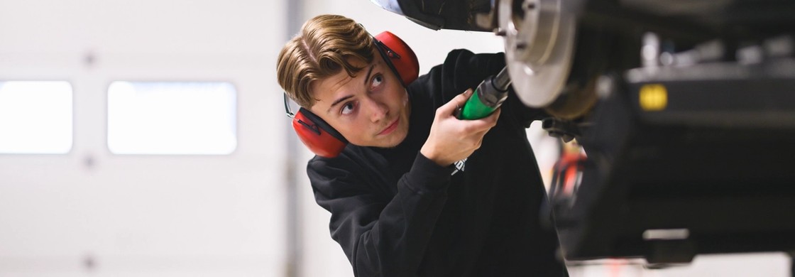 Gymnasieelev i bilverkstad