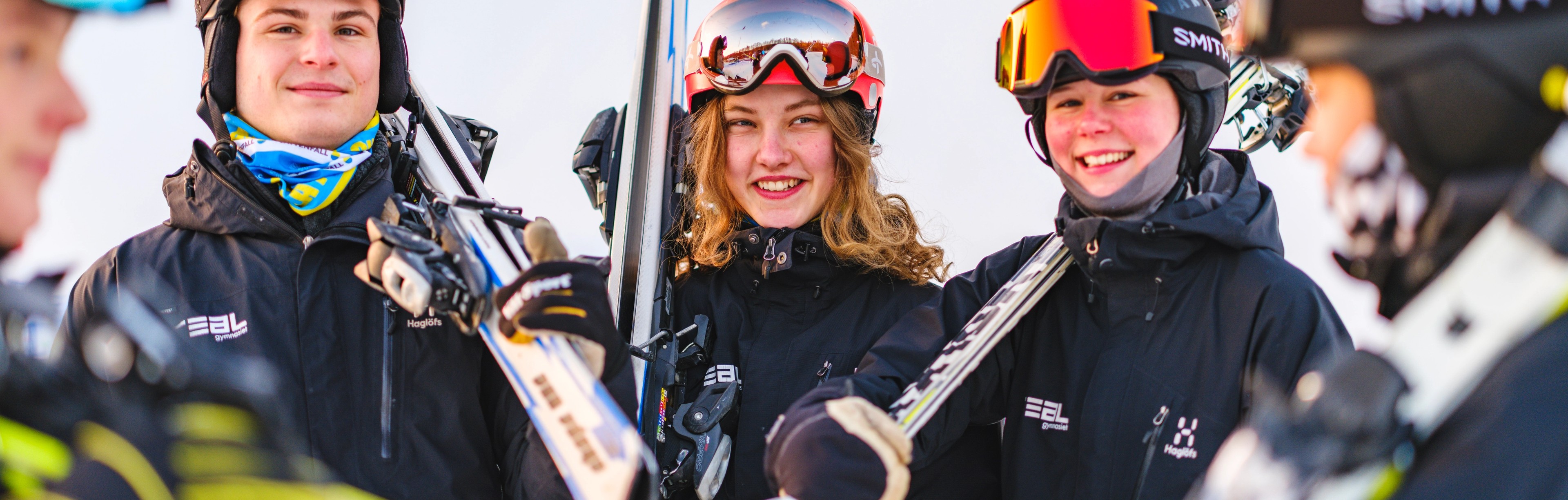 Gymnasieelever i skidbacke