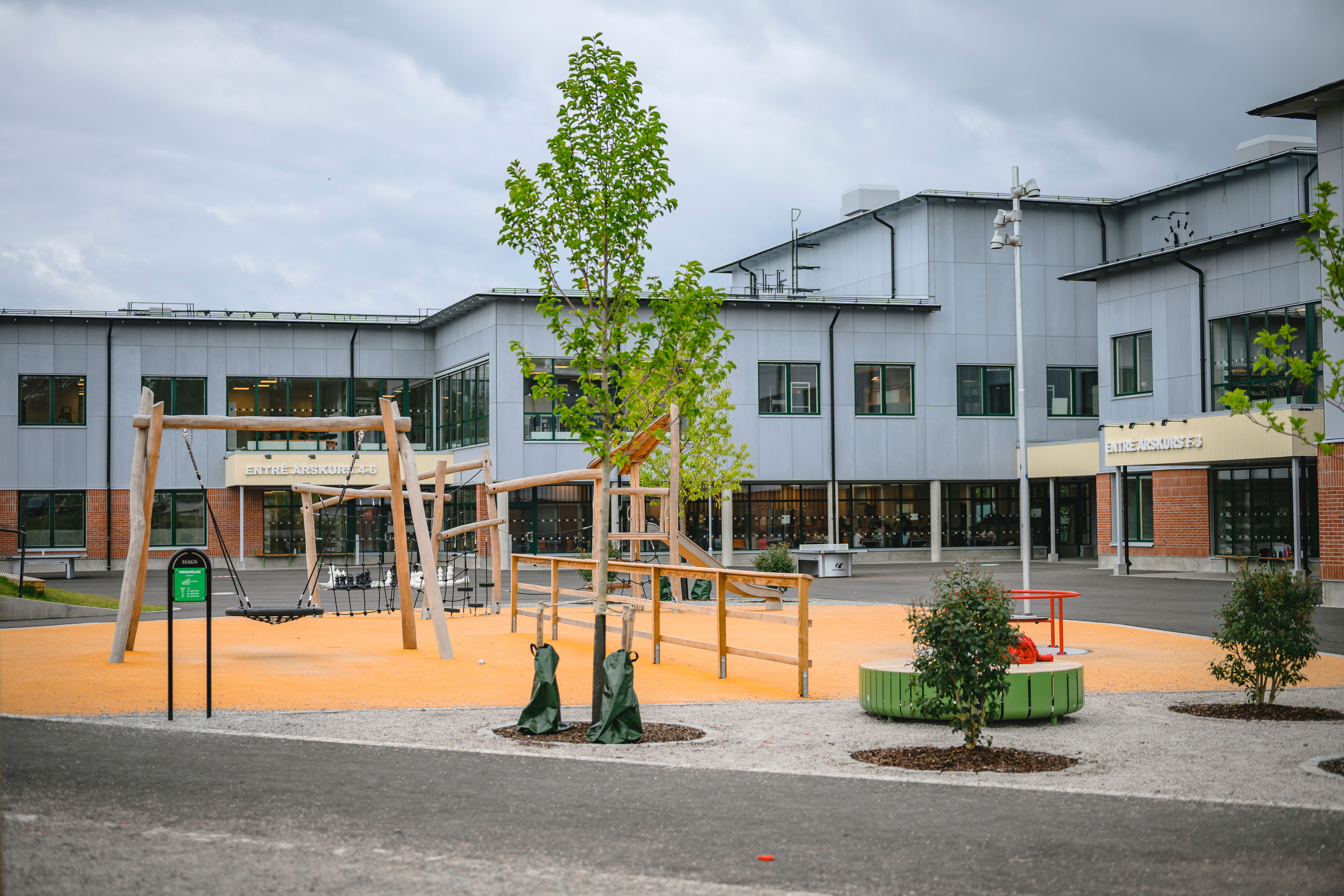 Vit skolbyggnad med skolgård och gungor framför​​​​‌﻿‍﻿​‍​‍‌‍﻿﻿‌﻿​‍‌‍‍‌‌‍‌﻿‌‍‍‌‌‍﻿‍​‍​‍​﻿‍‍​‍​‍‌﻿​﻿‌‍​‌‌‍﻿‍‌‍‍‌‌﻿‌​‌﻿‍‌​‍﻿‍‌‍‍‌‌‍﻿﻿​‍​‍​‍﻿​​‍​‍‌‍‍​‌﻿​‍‌‍‌‌‌‍‌‍​‍​‍​﻿‍‍​‍​‍​‍﻿﻿‌﻿​﻿‌﻿‌​‌﻿‌‌‌‍‌​‌‍‍‌‌‍﻿﻿​‍﻿﻿‌‍‍‌‌‍﻿‍‌﻿‌​‌‍‌‌‌‍﻿‍‌﻿‌​​‍﻿﻿‌‍‌‌‌‍‌​‌‍‍‌‌﻿‌​​‍﻿﻿‌‍﻿‌‌‍﻿﻿‌‍‌​‌‍‌‌​﻿﻿‌‌﻿​​‌﻿​‍‌‍‌‌‌﻿​﻿‌‍‌‌‌‍﻿‍‌﻿‌​‌‍​‌‌﻿‌​‌‍‍‌‌‍﻿﻿‌‍﻿‍​﻿‍﻿‌‍‍‌‌‍‌​​﻿﻿‌‌‍‌​​﻿‌‍​﻿‍​​﻿​‍‌‍​﻿​﻿‌​‌‍‌‌‌‍​﻿​‍﻿‌‌‍​﻿‌‍​﻿​﻿​﻿‌‍​‍​‍﻿‌​﻿‌​‌‍​‍​﻿‍‌​﻿​‌​‍﻿‌​﻿‍‌​﻿​‍​﻿​‌‌‍​‌​‍﻿‌‌‍‌‌​﻿‍‌‌‍​﻿​﻿​﻿​﻿‍‌​﻿​﻿​﻿‌‌‌‍​‍​﻿​‌​﻿​‌​﻿‌‌​﻿‍‌​﻿‍﻿‌﻿‌​‌﻿‍‌‌﻿​​‌‍‌‌​﻿﻿‌‌‍​‌‌﻿​‍‌﻿‌​‌‍‍‌‌‍​﻿‌‍﻿​‌‍‌‌‌‌​​‌‍​‌‌‍‌﻿‌‍‌‌​﻿‍﻿‌﻿​​‌‍​‌‌﻿‌​‌‍‍​​﻿﻿‌‌﻿​​‌‍​‌‌‍‌﻿‌‍‌‌‌​​‍‌﻿‌‌‌‍‍‌‌‍﻿​‌‍‌​‌‍‌‌‌﻿​‍​‍‌‌​﻿‌‌‌​​‍‌‌﻿﻿‌‍‍﻿‌‍‌‌‌﻿‍‌​‍‌‌​﻿​﻿‌​‌​​‍‌‌​﻿​﻿‌​‌​​‍‌‌​﻿​‍​﻿​‍‌‍​‌‌‍​﻿​﻿‍‌​﻿​​​﻿‌‍​﻿‌‌​﻿‌﻿​﻿‌​​﻿​​​﻿‌​​﻿‌‍​﻿‍‌​‍‌‌​﻿​‍​﻿​‍​‍‌‌​﻿‌‌‌​‌​​‍﻿‍‌‍​﻿‌‍​‌‌﻿​‍‌‍‌​‌﻿​﻿​‍‌‌​﻿‌‌‌​​‍‌‌﻿﻿‌‍‍﻿‌‍‌‌‌﻿‍‌​‍‌‌​﻿​﻿‌​‌​​‍‌‌​﻿​﻿‌​‌​​‍‌‌​﻿​‍​﻿​‍​﻿‍​​﻿‌‍‌‍​‌​﻿‌﻿‌‍‌‌​﻿‌‍​﻿‌​​﻿​‍‌‍‌‌​﻿​﻿‌‍‌‌‌‍​‍​‍‌‌​﻿​‍​﻿​‍​‍‌‌​﻿‌‌‌​‌​​‍﻿‍‌‍‍‌‌‍﻿‌‌‍​‌‌‍‌﻿‌‍‌‌​‍﻿‍‌‍​‌‌‍﻿​‌﻿‌​​﻿﻿﻿‌‍​‍‌‍​‌‌﻿​﻿‌‍‌‌‌‌‌‌‌﻿​‍‌‍﻿​​﻿﻿‌​‍‌‌​﻿​‍‌​‌‍‌﻿​﻿‌﻿‌​‌﻿‌‌‌‍‌​‌‍‍‌‌‍﻿﻿​‍‌‍‌‍‍‌‌‍‌​​﻿﻿‌‌‍‌​​﻿‌‍​﻿‍​​﻿​‍‌‍​﻿​﻿‌​‌‍‌‌‌‍​﻿​‍﻿‌‌‍​﻿‌‍​﻿​﻿​﻿‌‍​‍​‍﻿‌​﻿‌​‌‍​‍​﻿‍‌​﻿​‌​‍﻿‌​﻿‍‌​﻿​‍​﻿​‌‌‍​‌​‍﻿‌‌‍‌‌​﻿‍‌‌‍​﻿​﻿​﻿​﻿‍‌​﻿​﻿​﻿‌‌‌‍​‍​﻿​‌​﻿​‌​﻿‌‌​﻿‍‌​‍‌‍‌﻿‌​‌﻿‍‌‌﻿​​‌‍‌‌​﻿﻿‌‌‍​‌‌﻿​‍‌﻿‌​‌‍‍‌‌‍​﻿‌‍﻿​‌‍‌‌‌‌​​‌‍​‌‌‍‌﻿‌‍‌‌​‍‌‍‌﻿​​‌‍​‌‌﻿‌​‌‍‍​​﻿﻿‌‌﻿​​‌‍​‌‌‍‌﻿‌‍‌‌‌​​‍‌﻿‌‌‌‍‍‌‌‍﻿​‌‍‌​‌‍‌‌‌﻿​‍​‍‌‌​﻿‌‌‌​​‍‌‌﻿﻿‌‍‍﻿‌‍‌‌‌﻿‍‌​‍‌‌​﻿​﻿‌​‌​​‍‌‌​﻿​﻿‌​‌​​‍‌‌​﻿​‍​﻿​‍‌‍​‌‌‍​﻿​﻿‍‌​﻿​​​﻿‌‍​﻿‌‌​﻿‌﻿​﻿‌​​﻿​​​﻿‌​​﻿‌‍​﻿‍‌​‍‌‌​﻿​‍​﻿​‍​‍‌‌​﻿‌‌‌​‌​​‍﻿‍‌‍​﻿‌‍​‌‌﻿​‍‌‍‌​‌﻿​﻿​‍‌‌​﻿‌‌‌​​‍‌‌﻿﻿‌‍‍﻿‌‍‌‌‌﻿‍‌​‍‌‌​﻿​﻿‌​‌​​‍‌‌​﻿​﻿‌​‌​​‍‌‌​﻿​‍​﻿​‍​﻿‍​​﻿‌‍‌‍​‌​﻿‌﻿‌‍‌‌​﻿‌‍​﻿‌​​﻿​‍‌‍‌‌​﻿​﻿‌‍‌‌‌‍​‍​‍‌‌​﻿​‍​﻿​‍​‍‌‌​﻿‌‌‌​‌​​‍﻿‍‌‍‍‌‌‍﻿‌‌‍​‌‌‍‌﻿‌‍‌‌​‍﻿‍‌‍​‌‌‍﻿​‌﻿‌​​‍‌‍‌﻿​​‌‍‌‌‌﻿​‍‌﻿​﻿‌﻿​​‌‍‌‌‌‍​﻿‌﻿‌​‌‍‍‌‌﻿‌‍‌‍‌‌​﻿﻿‌‌﻿​​‌﻿‌‌‌‍​‍‌‍﻿​‌‍‍‌‌﻿​﻿‌‍‍​‌‍‌‌‌‍‌​​‍​‍‌﻿﻿‌