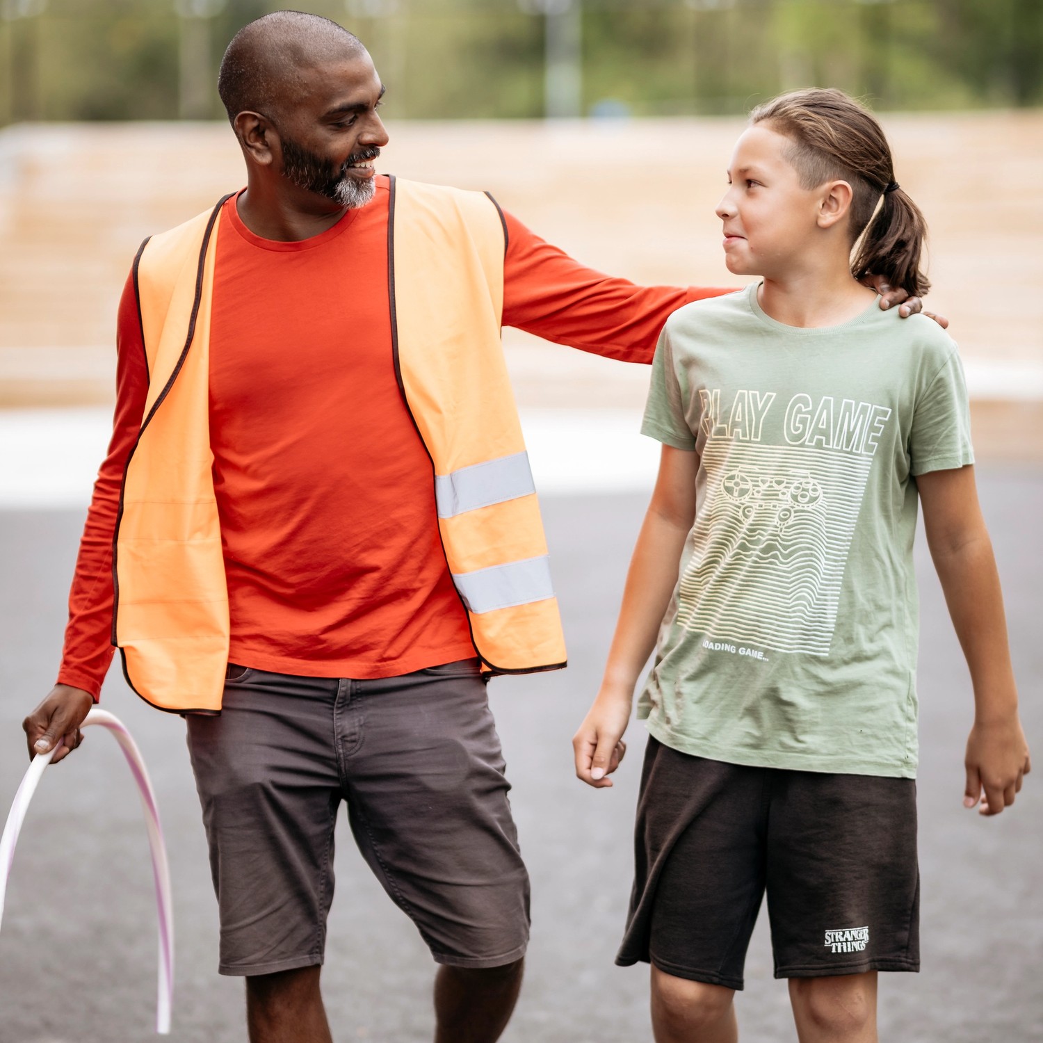 Medarbetare med elev på skolgård