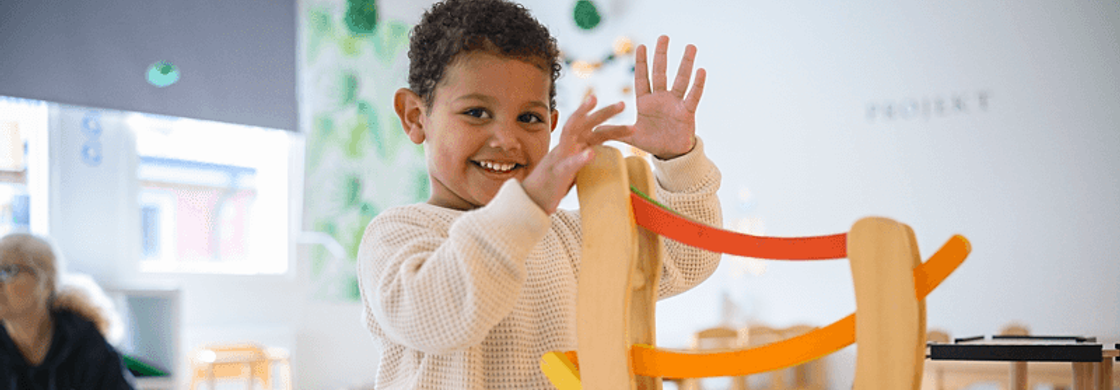 Pojke leker på förskola