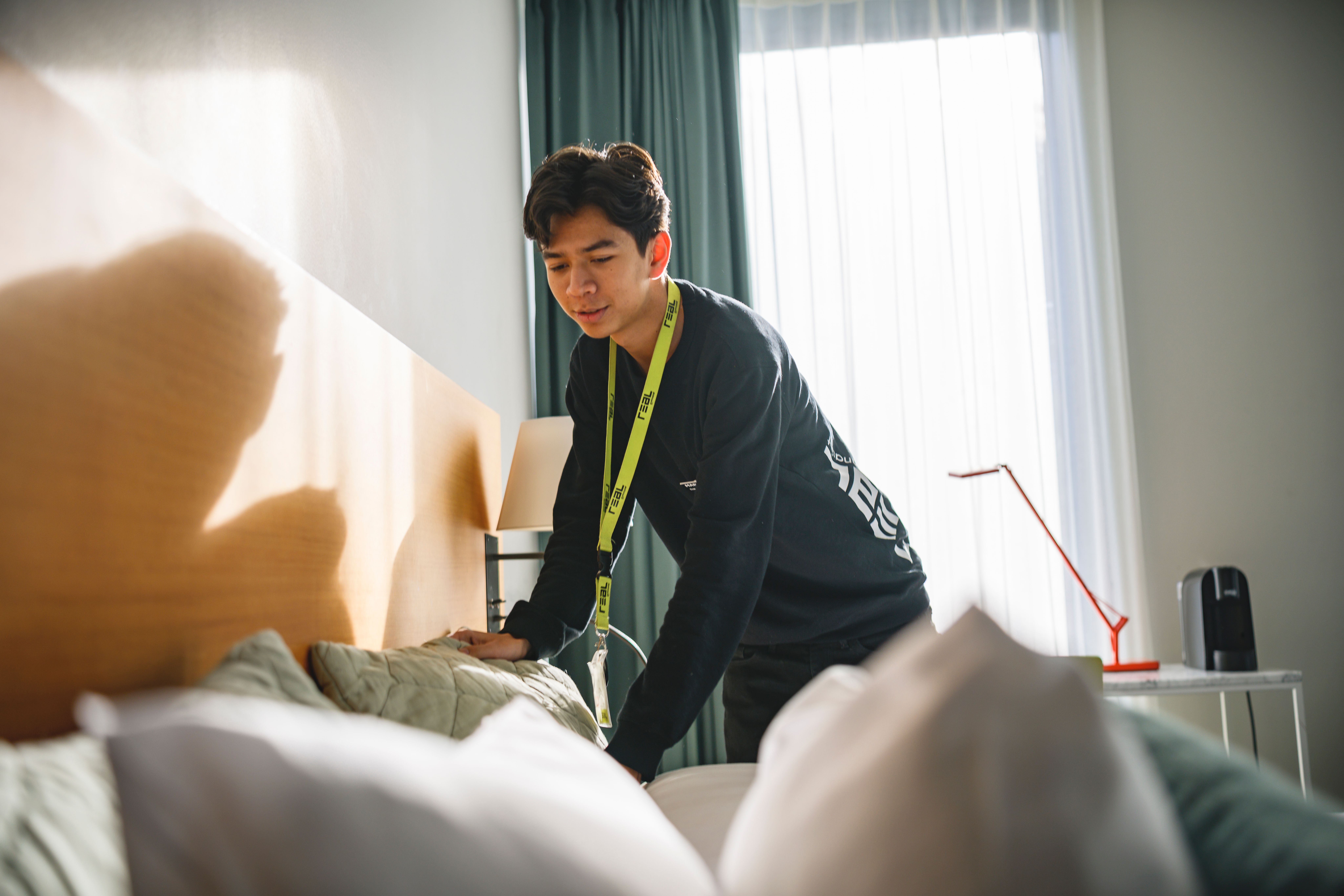 Leende gymnasieelev städar i ett hotellrum​​​​‌﻿‍﻿​‍​‍‌‍﻿﻿‌﻿​‍‌‍‍‌‌‍‌﻿‌‍‍‌‌‍﻿‍​‍​‍​﻿‍‍​‍​‍‌﻿​﻿‌‍​‌‌‍﻿‍‌‍‍‌‌﻿‌​‌﻿‍‌​‍﻿‍‌‍‍‌‌‍﻿﻿​‍​‍​‍﻿​​‍​‍‌‍‍​‌﻿​‍‌‍‌‌‌‍‌‍​‍​‍​﻿‍‍​‍​‍​‍﻿﻿‌﻿​﻿‌﻿‌​‌﻿‌‌‌‍‌​‌‍‍‌‌‍﻿﻿​‍﻿﻿‌‍‍‌‌‍﻿‍‌﻿‌​‌‍‌‌‌‍﻿‍‌﻿‌​​‍﻿﻿‌‍‌‌‌‍‌​‌‍‍‌‌﻿‌​​‍﻿﻿‌‍﻿‌‌‍﻿﻿‌‍‌​‌‍‌‌​﻿﻿‌‌﻿​​‌﻿​‍‌‍‌‌‌﻿​﻿‌‍‌‌‌‍﻿‍‌﻿‌​‌‍​‌‌﻿‌​‌‍‍‌‌‍﻿﻿‌‍﻿‍​﻿‍﻿‌‍‍‌‌‍‌​​﻿﻿‌‌‍​﻿​﻿‌​​﻿‌﻿​﻿‍​​﻿​﻿‌‍​﻿​﻿​​​﻿‌​​‍﻿‌​﻿‍​​﻿‌​​﻿‌​‌‍‌​​‍﻿‌​﻿‌​​﻿‌﻿​﻿‌​​﻿‌‍​‍﻿‌‌‍​‍​﻿​‍​﻿‌﻿​﻿​‍​‍﻿‌​﻿‍​‌‍‌‍​﻿​﻿‌‍‌​​﻿​​​﻿‍​‌‍‌​‌‍‌‌​﻿‌‌​﻿‍‌‌‍​‍‌‍‌​​﻿‍﻿‌﻿‌​‌﻿‍‌‌﻿​​‌‍‌‌​﻿﻿‌‌‍​‌‌﻿​‍‌﻿‌​‌‍‍‌‌‍​﻿‌‍﻿​‌‍‌‌‌‌​​‌‍​‌‌‍‌﻿‌‍‌‌​﻿‍﻿‌﻿​​‌‍​‌‌﻿‌​‌‍‍​​﻿﻿‌‌﻿​​‌‍​‌‌‍‌﻿‌‍‌‌‌​​‍‌﻿‌‌‌‍‍‌‌‍﻿​‌‍‌​‌‍‌‌‌﻿​‍​‍‌‌​﻿‌‌‌​​‍‌‌﻿﻿‌‍‍﻿‌‍‌‌‌﻿‍‌​‍‌‌​﻿​﻿‌​‌​​‍‌‌​﻿​﻿‌​‌​​‍‌‌​﻿​‍​﻿​‍‌‍​‍‌‍‌‍‌‍‌‌​﻿‍‌​﻿​‌​﻿‌‍​﻿​‌​﻿​​​﻿​‌​﻿‍​​﻿‌‌​﻿​​​‍‌‌​﻿​‍​﻿​‍​‍‌‌​﻿‌‌‌​‌​​‍﻿‍‌‍​﻿‌‍​‌‌﻿​‍‌‍‌​‌﻿​﻿​‍‌‌​﻿‌‌‌​​‍‌‌﻿﻿‌‍‍﻿‌‍‌‌‌﻿‍‌​‍‌‌​﻿​﻿‌​‌​​‍‌‌​﻿​﻿‌​‌​​‍‌‌​﻿​‍​﻿​‍​﻿​﻿‌‍‌​‌‍​‍‌‍​‍‌‍​‍​﻿​​‌‍‌‍​﻿​‍‌‍‌​​﻿​‌​﻿‌‌‌‍​﻿​‍‌‌​﻿​‍​﻿​‍​‍‌‌​﻿‌‌‌​‌​​‍﻿‍‌‍‍‌‌‍﻿‌‌‍​‌‌‍‌﻿‌‍‌‌​‍﻿‍‌‍​‌‌‍﻿​‌﻿‌​​﻿﻿﻿‌‍​‍‌‍​‌‌﻿​﻿‌‍‌‌‌‌‌‌‌﻿​‍‌‍﻿​​﻿﻿‌​‍‌‌​﻿​‍‌​‌‍‌﻿​﻿‌﻿‌​‌﻿‌‌‌‍‌​‌‍‍‌‌‍﻿﻿​‍‌‍‌‍‍‌‌‍‌​​﻿﻿‌‌‍​﻿​﻿‌​​﻿‌﻿​﻿‍​​﻿​﻿‌‍​﻿​﻿​​​﻿‌​​‍﻿‌​﻿‍​​﻿‌​​﻿‌​‌‍‌​​‍﻿‌​﻿‌​​﻿‌﻿​﻿‌​​﻿‌‍​‍﻿‌‌‍​‍​﻿​‍​﻿‌﻿​﻿​‍​‍﻿‌​﻿‍​‌‍‌‍​﻿​﻿‌‍‌​​﻿​​​﻿‍​‌‍‌​‌‍‌‌​﻿‌‌​﻿‍‌‌‍​‍‌‍‌​​‍‌‍‌﻿‌​‌﻿‍‌‌﻿​​‌‍‌‌​﻿﻿‌‌‍​‌‌﻿​‍‌﻿‌​‌‍‍‌‌‍​﻿‌‍﻿​‌‍‌‌‌‌​​‌‍​‌‌‍‌﻿‌‍‌‌​‍‌‍‌﻿​​‌‍​‌‌﻿‌​‌‍‍​​﻿﻿‌‌﻿​​‌‍​‌‌‍‌﻿‌‍‌‌‌​​‍‌﻿‌‌‌‍‍‌‌‍﻿​‌‍‌​‌‍‌‌‌﻿​‍​‍‌‌​﻿‌‌‌​​‍‌‌﻿﻿‌‍‍﻿‌‍‌‌‌﻿‍‌​‍‌‌​﻿​﻿‌​‌​​‍‌‌​﻿​﻿‌​‌​​‍‌‌​﻿​‍​﻿​‍‌‍​‍‌‍‌‍‌‍‌‌​﻿‍‌​﻿​‌​﻿‌‍​﻿​‌​﻿​​​﻿​‌​﻿‍​​﻿‌‌​﻿​​​‍‌‌​﻿​‍​﻿​‍​‍‌‌​﻿‌‌‌​‌​​‍﻿‍‌‍​﻿‌‍​‌‌﻿​‍‌‍‌​‌﻿​﻿​‍‌‌​﻿‌‌‌​​‍‌‌﻿﻿‌‍‍﻿‌‍‌‌‌﻿‍‌​‍‌‌​﻿​﻿‌​‌​​‍‌‌​﻿​﻿‌​‌​​‍‌‌​﻿​‍​﻿​‍​﻿​﻿‌‍‌​‌‍​‍‌‍​‍‌‍​‍​﻿​​‌‍‌‍​﻿​‍‌‍‌​​﻿​‌​﻿‌‌‌‍​﻿​‍‌‌​﻿​‍​﻿​‍​‍‌‌​﻿‌‌‌​‌​​‍﻿‍‌‍‍‌‌‍﻿‌‌‍​‌‌‍‌﻿‌‍‌‌​‍﻿‍‌‍​‌‌‍﻿​‌﻿‌​​‍‌‍‌﻿​​‌‍‌‌‌﻿​‍‌﻿​﻿‌﻿​​‌‍‌‌‌‍​﻿‌﻿‌​‌‍‍‌‌﻿‌‍‌‍‌‌​﻿﻿‌‌﻿​​‌﻿‌‌‌‍​‍‌‍﻿​‌‍‍‌‌﻿​﻿‌‍‍​‌‍‌‌‌‍‌​​‍​‍‌﻿﻿‌