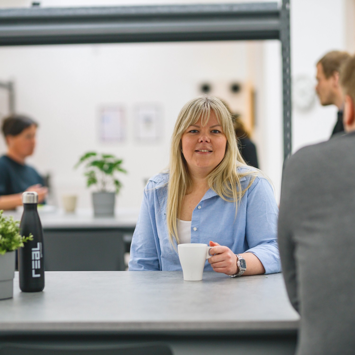 Lärare med kaffekopp i skolmiljö
