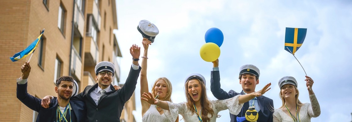 Glada studenter firar