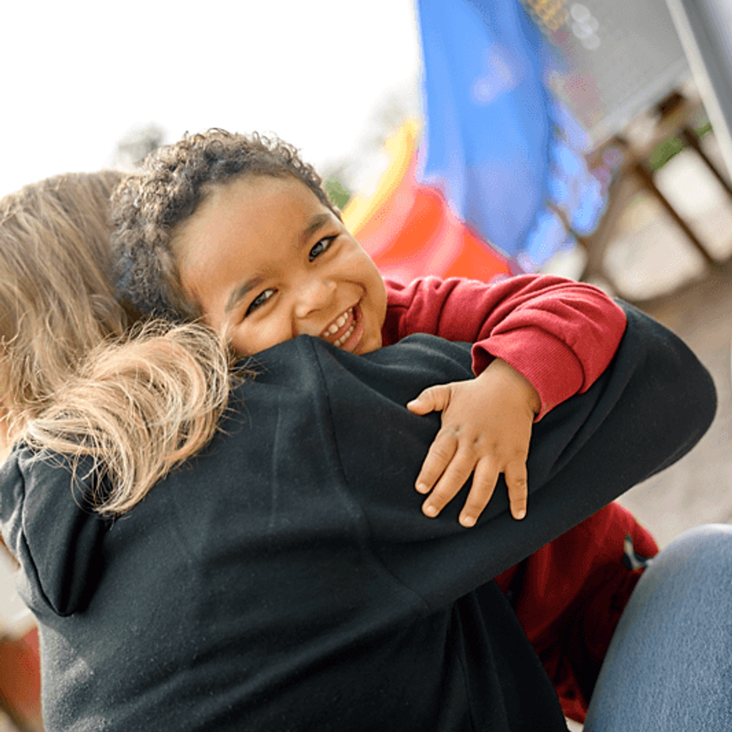 Pedagog och barn kramas