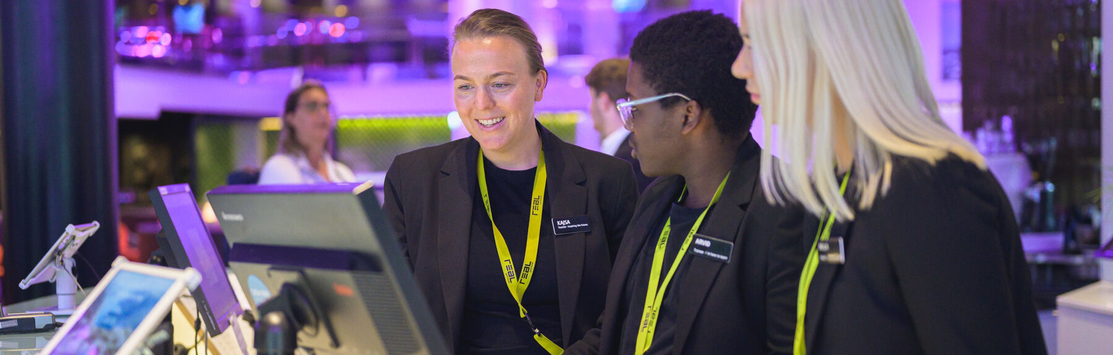 Elever och lärare i reception på Strawberry