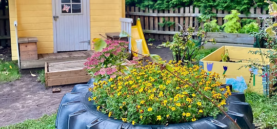 Lekstuga med blommor framför