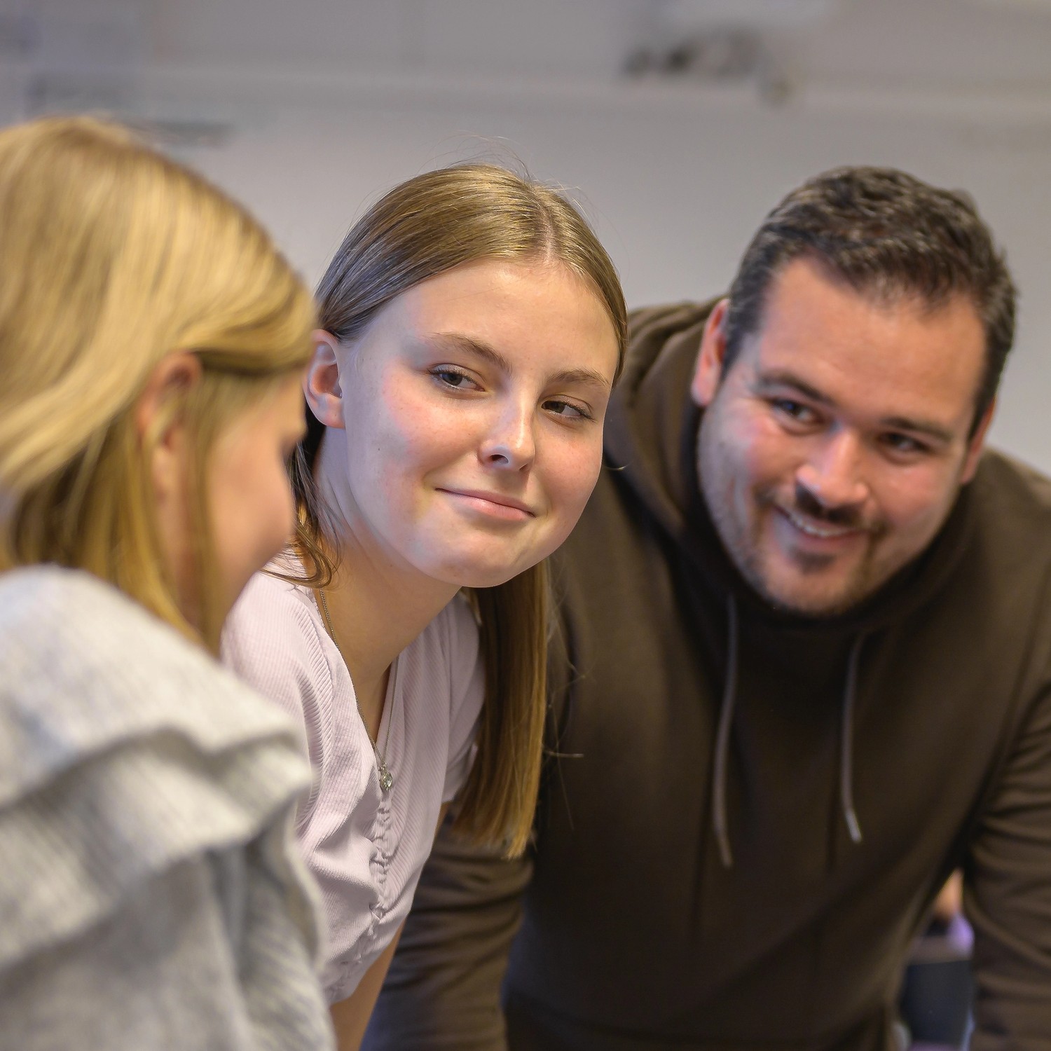 Närvarande lärare med elever