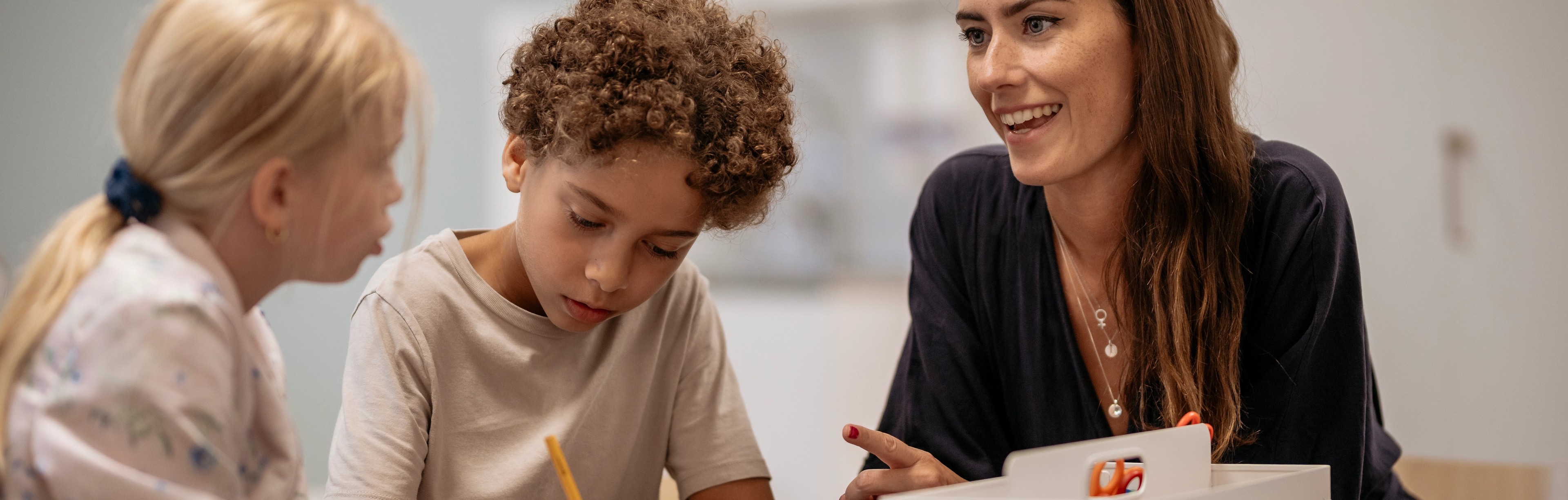 Lärare och elever pratar tillsammans