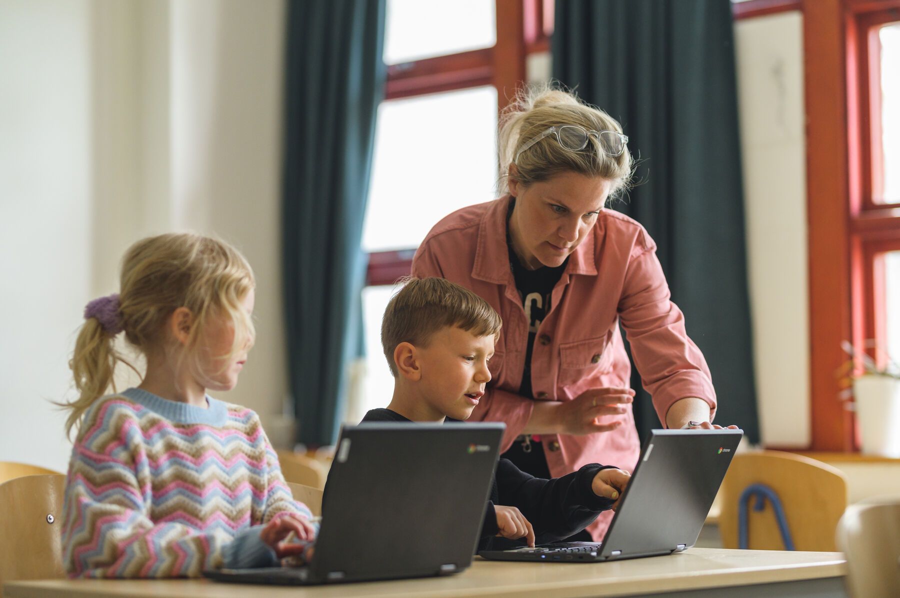 Lärare och elever med datorer i klassrum​​​​‌﻿‍﻿​‍​‍‌‍﻿﻿‌﻿​‍‌‍‍‌‌‍‌﻿‌‍‍‌‌‍﻿‍​‍​‍​﻿‍‍​‍​‍‌﻿​﻿‌‍​‌‌‍﻿‍‌‍‍‌‌﻿‌​‌﻿‍‌​‍﻿‍‌‍‍‌‌‍﻿﻿​‍​‍​‍﻿​​‍​‍‌‍‍​‌﻿​‍‌‍‌‌‌‍‌‍​‍​‍​﻿‍‍​‍​‍​‍﻿﻿‌﻿​﻿‌﻿‌​‌﻿‌‌‌‍‌​‌‍‍‌‌‍﻿﻿​‍﻿﻿‌‍‍‌‌‍﻿‍‌﻿‌​‌‍‌‌‌‍﻿‍‌﻿‌​​‍﻿﻿‌‍‌‌‌‍‌​‌‍‍‌‌﻿‌​​‍﻿﻿‌‍﻿‌‌‍﻿﻿‌‍‌​‌‍‌‌​﻿﻿‌‌﻿​​‌﻿​‍‌‍‌‌‌﻿​﻿‌‍‌‌‌‍﻿‍‌﻿‌​‌‍​‌‌﻿‌​‌‍‍‌‌‍﻿﻿‌‍﻿‍​﻿‍﻿‌‍‍‌‌‍‌​​﻿﻿‌​﻿​‌​﻿​‌​﻿‌‌‌‍‌‍​﻿​‌‌‍‌‌‌‍​‍​﻿‌‌​‍﻿‌​﻿‌​​﻿‌​‌‍​‌‌‍‌‍​‍﻿‌​﻿‌​​﻿​﻿​﻿‌﻿‌‍‌‌​‍﻿‌‌‍​‍​﻿​‍‌‍​‍​﻿‌‍​‍﻿‌‌‍‌‍‌‍​﻿​﻿‍‌‌‍‌​​﻿​‌‌‍​‌​﻿‌﻿​﻿‌‍​﻿‍​​﻿​﻿‌‍​‌​﻿​‌​﻿‍﻿‌﻿‌​‌﻿‍‌‌﻿​​‌‍‌‌​﻿﻿‌‌‍​‌‌﻿​‍‌﻿‌​‌‍‍‌‌‍​﻿‌‍﻿​‌‍‌‌‌‌​​‌‍​‌‌‍‌﻿‌‍‌‌​﻿‍﻿‌﻿​​‌‍​‌‌﻿‌​‌‍‍​​﻿﻿‌‌﻿​​‌‍​‌‌‍‌﻿‌‍‌‌‌​​‍‌﻿‌‌‌‍‍‌‌‍﻿​‌‍‌​‌‍‌‌‌﻿​‍​‍‌‌​﻿‌‌‌​​‍‌‌﻿﻿‌‍‍﻿‌‍‌‌‌﻿‍‌​‍‌‌​﻿​﻿‌​‌​​‍‌‌​﻿​﻿‌​‌​​‍‌‌​﻿​‍​﻿​‍​﻿‌﻿‌‍‌‍‌‍​‍‌‍‌​​﻿‍‌​﻿‌​‌‍‌‍‌‍‌​‌‍​﻿​﻿‌﻿​﻿‍‌‌‍‌​​‍‌‌​﻿​‍​﻿​‍​‍‌‌​﻿‌‌‌​‌​​‍﻿‍‌﻿‌﻿‌‍‌‌‌‍‌‌‌‍‍﻿‌﻿​﻿​‍‌‌​﻿‌‌‌​​‍‌‌﻿﻿‌‍‍﻿‌‍‌‌‌﻿‍‌​‍‌‌​﻿​﻿‌​‌​​‍‌‌​﻿​﻿‌​‌​​‍‌‌​﻿​‍​﻿​‍​﻿‌﻿‌‍‌‍‌‍‌‌​﻿​​‌‍​‍‌‍‌‌​﻿​​​﻿​‍​﻿​﻿​﻿​‍​﻿‍‌​﻿​​​‍‌‌​﻿​‍​﻿​‍​‍‌‌​﻿‌‌‌​‌​​‍﻿‍‌﻿​﻿‌‍​﻿‌‍‍​‌‍‌‌‌‍‌​‌﻿‌‌‌‍﻿​‌‍‌‌​‍‌‌​﻿‌‌‌​​‍‌‌﻿﻿‌‍‍﻿‌‍‌‌‌﻿‍‌​‍‌‌​﻿​﻿‌​‌​​‍‌‌​﻿​﻿‌​‌​​‍‌‌​﻿​‍​﻿​‍‌‍‌‌‌‍‌​‌‍‌‍​﻿​‍​﻿‌‍‌‍​‍​﻿‌​‌‍​‌‌‍‌‌‌‍‌‌​﻿​‌‌‍​‌​‍‌‌​﻿​‍​﻿​‍​‍‌‌​﻿‌‌‌​‌​​‍﻿‍‌‍‍‌‌‍﻿‌‌‍​‌‌‍‌﻿‌‍‌‌​‍﻿‍‌‍​‌‌‍﻿​‌﻿‌​​﻿﻿﻿‌‍​‍‌‍​‌‌﻿​﻿‌‍‌‌‌‌‌‌‌﻿​‍‌‍﻿​​﻿﻿‌​‍‌‌​﻿​‍‌​‌‍‌﻿​﻿‌﻿‌​‌﻿‌‌‌‍‌​‌‍‍‌‌‍﻿﻿​‍‌‍‌‍‍‌‌‍‌​​﻿﻿‌​﻿​‌​﻿​‌​﻿‌‌‌‍‌‍​﻿​‌‌‍‌‌‌‍​‍​﻿‌‌​‍﻿‌​﻿‌​​﻿‌​‌‍​‌‌‍‌‍​‍﻿‌​﻿‌​​﻿​﻿​﻿‌﻿‌‍‌‌​‍﻿‌‌‍​‍​﻿​‍‌‍​‍​﻿‌‍​‍﻿‌‌‍‌‍‌‍​﻿​﻿‍‌‌‍‌​​﻿​‌‌‍​‌​﻿‌﻿​﻿‌‍​﻿‍​​﻿​﻿‌‍​‌​﻿​‌​‍‌‍‌﻿‌​‌﻿‍‌‌﻿​​‌‍‌‌​﻿﻿‌‌‍​‌‌﻿​‍‌﻿‌​‌‍‍‌‌‍​﻿‌‍﻿​‌‍‌‌‌‌​​‌‍​‌‌‍‌﻿‌‍‌‌​‍‌‍‌﻿​​‌‍​‌‌﻿‌​‌‍‍​​﻿﻿‌‌﻿​​‌‍​‌‌‍‌﻿‌‍‌‌‌​​‍‌﻿‌‌‌‍‍‌‌‍﻿​‌‍‌​‌‍‌‌‌﻿​‍​‍‌‌​﻿‌‌‌​​‍‌‌﻿﻿‌‍‍﻿‌‍‌‌‌﻿‍‌​‍‌‌​﻿​﻿‌​‌​​‍‌‌​﻿​﻿‌​‌​​‍‌‌​﻿​‍​﻿​‍​﻿‌﻿‌‍‌‍‌‍​‍‌‍‌​​﻿‍‌​﻿‌​‌‍‌‍‌‍‌​‌‍​﻿​﻿‌﻿​﻿‍‌‌‍‌​​‍‌‌​﻿​‍​﻿​‍​‍‌‌​﻿‌‌‌​‌​​‍﻿‍‌﻿‌﻿‌‍‌‌‌‍‌‌‌‍‍﻿‌﻿​﻿​‍‌‌​﻿‌‌‌​​‍‌‌﻿﻿‌‍‍﻿‌‍‌‌‌﻿‍‌​‍‌‌​﻿​﻿‌​‌​​‍‌‌​﻿​﻿‌​‌​​‍‌‌​﻿​‍​﻿​‍​﻿‌﻿‌‍‌‍‌‍‌‌​﻿​​‌‍​‍‌‍‌‌​﻿​​​﻿​‍​﻿​﻿​﻿​‍​﻿‍‌​﻿​​​‍‌‌​﻿​‍​﻿​‍​‍‌‌​﻿‌‌‌​‌​​‍﻿‍‌﻿​﻿‌‍​﻿‌‍‍​‌‍‌‌‌‍‌​‌﻿‌‌‌‍﻿​‌‍‌‌​‍‌‌​﻿‌‌‌​​‍‌‌﻿﻿‌‍‍﻿‌‍‌‌‌﻿‍‌​‍‌‌​﻿​﻿‌​‌​​‍‌‌​﻿​﻿‌​‌​​‍‌‌​﻿​‍​﻿​‍‌‍‌‌‌‍‌​‌‍‌‍​﻿​‍​﻿‌‍‌‍​‍​﻿‌​‌‍​‌‌‍‌‌‌‍‌‌​﻿​‌‌‍​‌​‍‌‌​﻿​‍​﻿​‍​‍‌‌​﻿‌‌‌​‌​​‍﻿‍‌‍‍‌‌‍﻿‌‌‍​‌‌‍‌﻿‌‍‌‌​‍﻿‍‌‍​‌‌‍﻿​‌﻿‌​​‍‌‍‌﻿​​‌‍‌‌‌﻿​‍‌﻿​﻿‌﻿​​‌‍‌‌‌‍​﻿‌﻿‌​‌‍‍‌‌﻿‌‍‌‍‌‌​﻿﻿‌‌﻿​​‌﻿‌‌‌‍​‍‌‍﻿​‌‍‍‌‌﻿​﻿‌‍‍​‌‍‌‌‌‍‌​​‍​‍‌﻿﻿‌