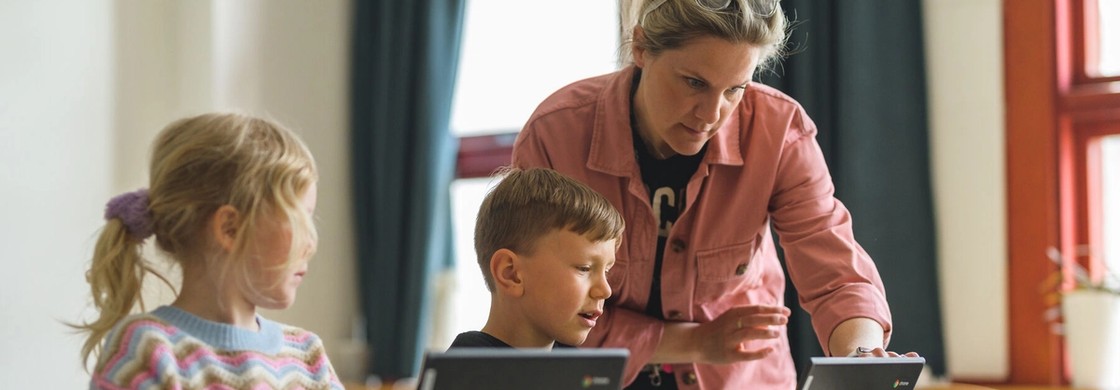 Lärare och elever vid datorer i klassrum