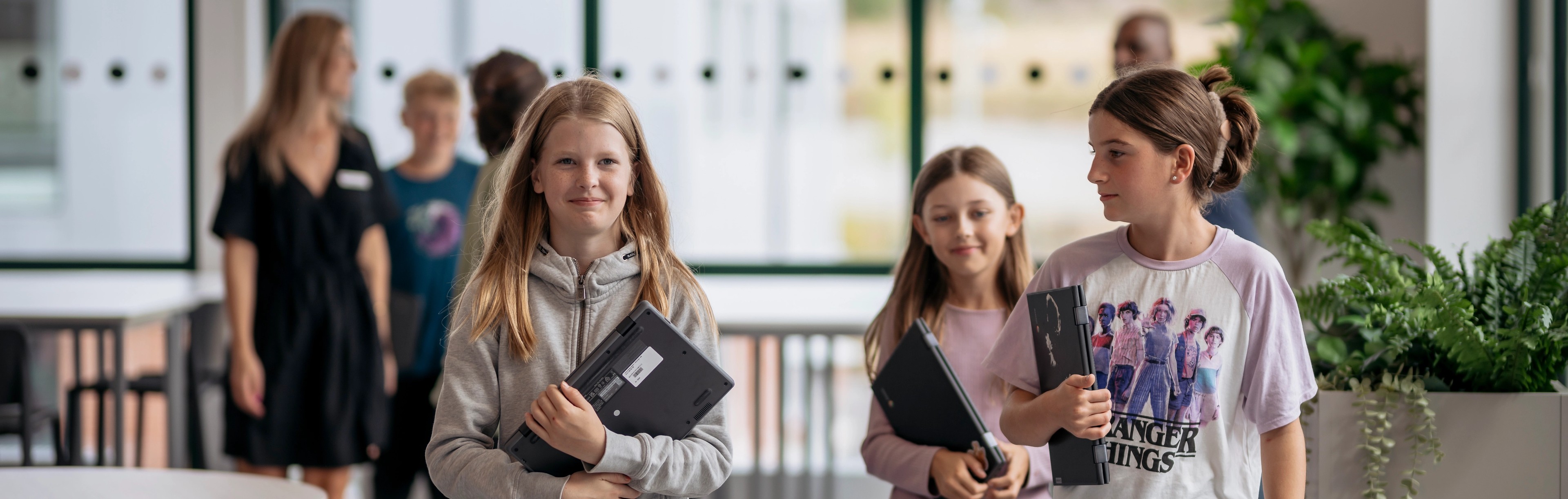 Elever och lärare går i korridor