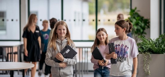 Grundskoleelever går tillsammans i korridor