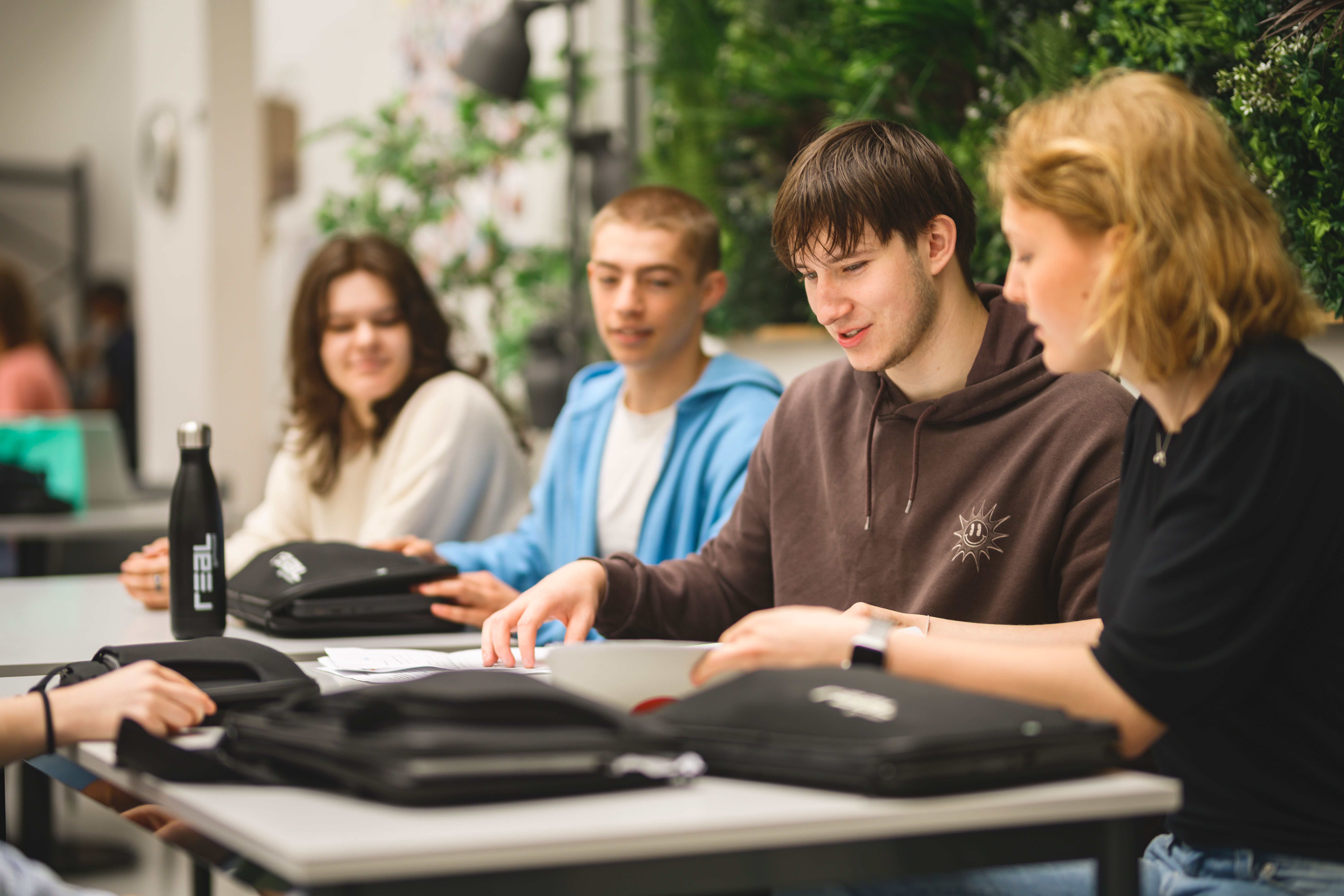 Elever arbetar tillsammans i uppehållsrum.​​​​‌﻿‍﻿​‍​‍‌‍﻿﻿‌﻿​‍‌‍‍‌‌‍‌﻿‌‍‍‌‌‍﻿‍​‍​‍​﻿‍‍​‍​‍‌﻿​﻿‌‍​‌‌‍﻿‍‌‍‍‌‌﻿‌​‌﻿‍‌​‍﻿‍‌‍‍‌‌‍﻿﻿​‍​‍​‍﻿​​‍​‍‌‍‍​‌﻿​‍‌‍‌‌‌‍‌‍​‍​‍​﻿‍‍​‍​‍​‍﻿﻿‌﻿​﻿‌﻿‌​‌﻿‌‌‌‍‌​‌‍‍‌‌‍﻿﻿​‍﻿﻿‌‍‍‌‌‍﻿‍‌﻿‌​‌‍‌‌‌‍﻿‍‌﻿‌​​‍﻿﻿‌‍‌‌‌‍‌​‌‍‍‌‌﻿‌​​‍﻿﻿‌‍﻿‌‌‍﻿﻿‌‍‌​‌‍‌‌​﻿﻿‌‌﻿​​‌﻿​‍‌‍‌‌‌﻿​﻿‌‍‌‌‌‍﻿‍‌﻿‌​‌‍​‌‌﻿‌​‌‍‍‌‌‍﻿﻿‌‍﻿‍​﻿‍﻿‌‍‍‌‌‍‌​​﻿﻿‌​﻿‌‍‌‍‌‌​﻿‍‌‌‍​‌‌‍​‍‌‍‌‍​﻿​‌‌‍​﻿​‍﻿‌​﻿‌‌​﻿‌​​﻿‍​‌‍​﻿​‍﻿‌​﻿‌​​﻿​‌​﻿‌﻿​﻿‌‍​‍﻿‌‌‍​‌​﻿‍‌​﻿​‍‌‍‌​​‍﻿‌​﻿‌​​﻿​﻿‌‍​‍​﻿‌​​﻿‍‌‌‍‌​​﻿​‍​﻿‌‍​﻿‌‍‌‍‌‍‌‍‌​​﻿​‌​﻿‍﻿‌﻿‌​‌﻿‍‌‌﻿​​‌‍‌‌​﻿﻿‌‌‍​‌‌﻿​‍‌﻿‌​‌‍‍‌‌‍​﻿‌‍﻿​‌‍‌‌‌‌​​‌‍​‌‌‍‌﻿‌‍‌‌​﻿‍﻿‌﻿​​‌‍​‌‌﻿‌​‌‍‍​​﻿﻿‌‌﻿​​‌‍​‌‌‍‌﻿‌‍‌‌‌​​‍‌﻿‌‌‌‍‍‌‌‍﻿​‌‍‌​‌‍‌‌‌﻿​‍​‍‌‌​﻿‌‌‌​​‍‌‌﻿﻿‌‍‍﻿‌‍‌‌‌﻿‍‌​‍‌‌​﻿​﻿‌​‌​​‍‌‌​﻿​﻿‌​‌​​‍‌‌​﻿​‍​﻿​‍‌‍‌‌​﻿‌​​﻿‍​​﻿​﻿​﻿‍‌​﻿‍​​﻿​​​﻿​​​﻿​‍​﻿‌‍​﻿‌‌​﻿​‍​‍‌‌​﻿​‍​﻿​‍​‍‌‌​﻿‌‌‌​‌​​‍﻿‍‌‍​﻿‌‍​‌‌﻿​‍‌‍‌​‌﻿​﻿​‍‌‌​﻿‌‌‌​​‍‌‌﻿﻿‌‍‍﻿‌‍‌‌‌﻿‍‌​‍‌‌​﻿​﻿‌​‌​​‍‌‌​﻿​﻿‌​‌​​‍‌‌​﻿​‍​﻿​‍‌‍‌‍​﻿​​​﻿‌​​﻿‌‌​﻿​‍​﻿‍‌​﻿‌‌‌‍​‍‌‍‌​​﻿​﻿​﻿​‌‌‍​﻿​‍‌‌​﻿​‍​﻿​‍​‍‌‌​﻿‌‌‌​‌​​‍﻿‍‌‍‍‌‌‍﻿‌‌‍​‌‌‍‌﻿‌‍‌‌​‍﻿‍‌‍​‌‌‍﻿​‌﻿‌​​﻿﻿﻿‌‍​‍‌‍​‌‌﻿​﻿‌‍‌‌‌‌‌‌‌﻿​‍‌‍﻿​​﻿﻿‌​‍‌‌​﻿​‍‌​‌‍‌﻿​﻿‌﻿‌​‌﻿‌‌‌‍‌​‌‍‍‌‌‍﻿﻿​‍‌‍‌‍‍‌‌‍‌​​﻿﻿‌​﻿‌‍‌‍‌‌​﻿‍‌‌‍​‌‌‍​‍‌‍‌‍​﻿​‌‌‍​﻿​‍﻿‌​﻿‌‌​﻿‌​​﻿‍​‌‍​﻿​‍﻿‌​﻿‌​​﻿​‌​﻿‌﻿​﻿‌‍​‍﻿‌‌‍​‌​﻿‍‌​﻿​‍‌‍‌​​‍﻿‌​﻿‌​​﻿​﻿‌‍​‍​﻿‌​​﻿‍‌‌‍‌​​﻿​‍​﻿‌‍​﻿‌‍‌‍‌‍‌‍‌​​﻿​‌​‍‌‍‌﻿‌​‌﻿‍‌‌﻿​​‌‍‌‌​﻿﻿‌‌‍​‌‌﻿​‍‌﻿‌​‌‍‍‌‌‍​﻿‌‍﻿​‌‍‌‌‌‌​​‌‍​‌‌‍‌﻿‌‍‌‌​‍‌‍‌﻿​​‌‍​‌‌﻿‌​‌‍‍​​﻿﻿‌‌﻿​​‌‍​‌‌‍‌﻿‌‍‌‌‌​​‍‌﻿‌‌‌‍‍‌‌‍﻿​‌‍‌​‌‍‌‌‌﻿​‍​‍‌‌​﻿‌‌‌​​‍‌‌﻿﻿‌‍‍﻿‌‍‌‌‌﻿‍‌​‍‌‌​﻿​﻿‌​‌​​‍‌‌​﻿​﻿‌​‌​​‍‌‌​﻿​‍​﻿​‍‌‍‌‌​﻿‌​​﻿‍​​﻿​﻿​﻿‍‌​﻿‍​​﻿​​​﻿​​​﻿​‍​﻿‌‍​﻿‌‌​﻿​‍​‍‌‌​﻿​‍​﻿​‍​‍‌‌​﻿‌‌‌​‌​​‍﻿‍‌‍​﻿‌‍​‌‌﻿​‍‌‍‌​‌﻿​﻿​‍‌‌​﻿‌‌‌​​‍‌‌﻿﻿‌‍‍﻿‌‍‌‌‌﻿‍‌​‍‌‌​﻿​﻿‌​‌​​‍‌‌​﻿​﻿‌​‌​​‍‌‌​﻿​‍​﻿​‍‌‍‌‍​﻿​​​﻿‌​​﻿‌‌​﻿​‍​﻿‍‌​﻿‌‌‌‍​‍‌‍‌​​﻿​﻿​﻿​‌‌‍​﻿​‍‌‌​﻿​‍​﻿​‍​‍‌‌​﻿‌‌‌​‌​​‍﻿‍‌‍‍‌‌‍﻿‌‌‍​‌‌‍‌﻿‌‍‌‌​‍﻿‍‌‍​‌‌‍﻿​‌﻿‌​​‍‌‍‌﻿​​‌‍‌‌‌﻿​‍‌﻿​﻿‌﻿​​‌‍‌‌‌‍​﻿‌﻿‌​‌‍‍‌‌﻿‌‍‌‍‌‌​﻿﻿‌‌﻿​​‌﻿‌‌‌‍​‍‌‍﻿​‌‍‍‌‌﻿​﻿‌‍‍​‌‍‌‌‌‍‌​​‍​‍‌﻿﻿‌