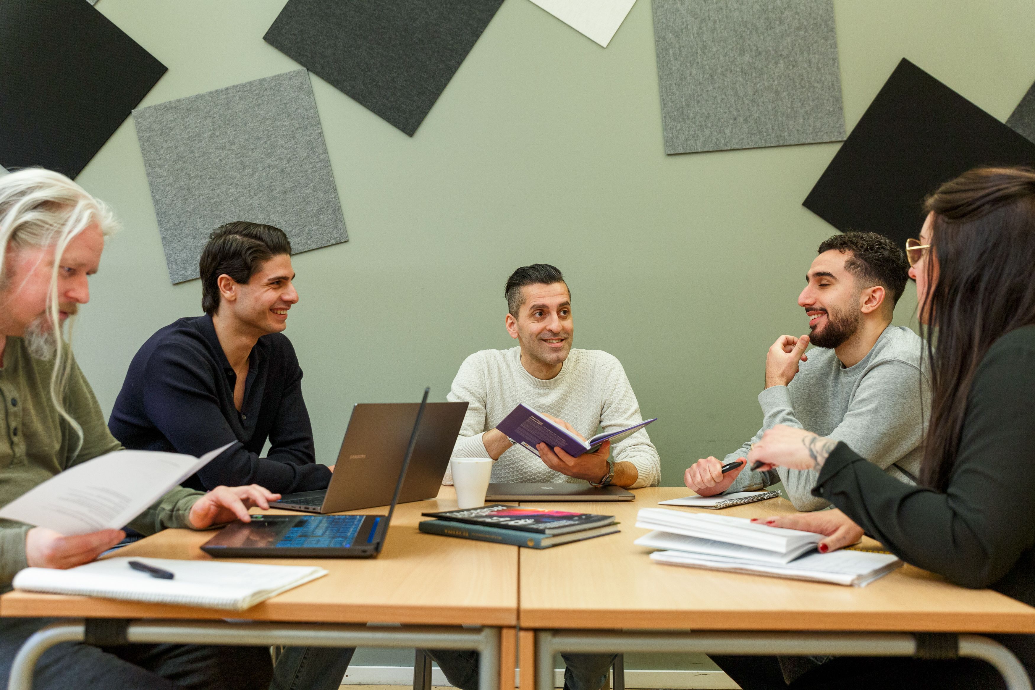 Elever på yrkeshögskola arbetar tillsammans i grupprum​​​​‌﻿‍﻿​‍​‍‌‍﻿﻿‌﻿​‍‌‍‍‌‌‍‌﻿‌‍‍‌‌‍﻿‍​‍​‍​﻿‍‍​‍​‍‌﻿​﻿‌‍​‌‌‍﻿‍‌‍‍‌‌﻿‌​‌﻿‍‌​‍﻿‍‌‍‍‌‌‍﻿﻿​‍​‍​‍﻿​​‍​‍‌‍‍​‌﻿​‍‌‍‌‌‌‍‌‍​‍​‍​﻿‍‍​‍​‍​‍﻿﻿‌﻿​﻿‌﻿‌​‌﻿‌‌‌‍‌​‌‍‍‌‌‍﻿﻿​‍﻿﻿‌‍‍‌‌‍﻿‍‌﻿‌​‌‍‌‌‌‍﻿‍‌﻿‌​​‍﻿﻿‌‍‌‌‌‍‌​‌‍‍‌‌﻿‌​​‍﻿﻿‌‍﻿‌‌‍﻿﻿‌‍‌​‌‍‌‌​﻿﻿‌‌﻿​​‌﻿​‍‌‍‌‌‌﻿​﻿‌‍‌‌‌‍﻿‍‌﻿‌​‌‍​‌‌﻿‌​‌‍‍‌‌‍﻿﻿‌‍﻿‍​﻿‍﻿‌‍‍‌‌‍‌​​﻿﻿‌‌‍​﻿​﻿‌‍​﻿‌‍​﻿​​‌‍​‌‌‍​﻿​﻿​‌‌‍‌‌​‍﻿‌​﻿​﻿‌‍‌​​﻿‍‌‌‍​‍​‍﻿‌​﻿‌​​﻿‌‍​﻿‍‌‌‍‌‌​‍﻿‌‌‍​‍​﻿‌​‌‍‌‍​﻿‍​​‍﻿‌​﻿‌​​﻿‌‍​﻿​﻿​﻿​﻿​﻿‌﻿​﻿​﻿‌‍​‌​﻿‍‌​﻿‌‌​﻿​‍‌‍​﻿​﻿‍​​﻿‍﻿‌﻿‌​‌﻿‍‌‌﻿​​‌‍‌‌​﻿﻿‌‌‍​‌‌﻿​‍‌﻿‌​‌‍‍‌‌‍​﻿‌‍﻿​‌‍‌‌‌‌​​‌‍​‌‌‍‌﻿‌‍‌‌​﻿‍﻿‌﻿​​‌‍​‌‌﻿‌​‌‍‍​​﻿﻿‌‌‍‍​‌‍‌‌‌﻿​‍‌‍﻿﻿​‍﻿‍‌‍‍​‌‍‌‌‌﻿​‍‌‍﻿﻿‌​﻿‌‌‍‌‌‌‍‌​‌‍‍‌‌‍​‌​‍﻿‍‌‍‍‌‌‍﻿‌‌‍​‌‌‍‌﻿‌‍‌‌​‍﻿‍‌‍​‌‌‍﻿​‌﻿‌​​﻿﻿﻿‌‍​‍‌‍​‌‌﻿​﻿‌‍‌‌‌‌‌‌‌﻿​‍‌‍﻿​​﻿﻿‌​‍‌‌​﻿​‍‌​‌‍‌﻿​﻿‌﻿‌​‌﻿‌‌‌‍‌​‌‍‍‌‌‍﻿﻿​‍‌‍‌‍‍‌‌‍‌​​﻿﻿‌‌‍​﻿​﻿‌‍​﻿‌‍​﻿​​‌‍​‌‌‍​﻿​﻿​‌‌‍‌‌​‍﻿‌​﻿​﻿‌‍‌​​﻿‍‌‌‍​‍​‍﻿‌​﻿‌​​﻿‌‍​﻿‍‌‌‍‌‌​‍﻿‌‌‍​‍​﻿‌​‌‍‌‍​﻿‍​​‍﻿‌​﻿‌​​﻿‌‍​﻿​﻿​﻿​﻿​﻿‌﻿​﻿​﻿‌‍​‌​﻿‍‌​﻿‌‌​﻿​‍‌‍​﻿​﻿‍​​‍‌‍‌﻿‌​‌﻿‍‌‌﻿​​‌‍‌‌​﻿﻿‌‌‍​‌‌﻿​‍‌﻿‌​‌‍‍‌‌‍​﻿‌‍﻿​‌‍‌‌‌‌​​‌‍​‌‌‍‌﻿‌‍‌‌​‍‌‍‌﻿​​‌‍​‌‌﻿‌​‌‍‍​​﻿﻿‌‌‍‍​‌‍‌‌‌﻿​‍‌‍﻿﻿​‍﻿‍‌‍‍​‌‍‌‌‌﻿​‍‌‍﻿﻿‌​﻿‌‌‍‌‌‌‍‌​‌‍‍‌‌‍​‌​‍﻿‍‌‍‍‌‌‍﻿‌‌‍​‌‌‍‌﻿‌‍‌‌​‍﻿‍‌‍​‌‌‍﻿​‌﻿‌​​‍‌‍‌﻿​​‌‍‌‌‌﻿​‍‌﻿​﻿‌﻿​​‌‍‌‌‌‍​﻿‌﻿‌​‌‍‍‌‌﻿‌‍‌‍‌‌​﻿﻿‌‌﻿​​‌﻿‌‌‌‍​‍‌‍﻿​‌‍‍‌‌﻿​﻿‌‍‍​‌‍‌‌‌‍‌​​‍​‍‌﻿﻿‌