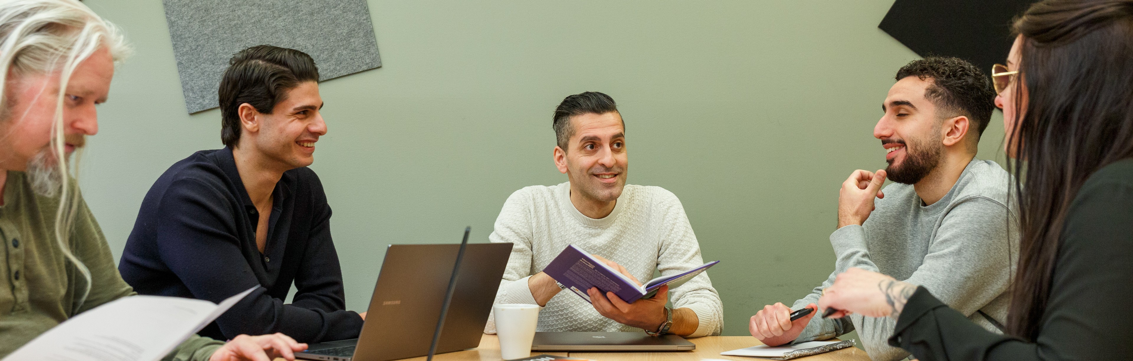 Elever på yrkeshögskola arbetar tillsammans i grupprum