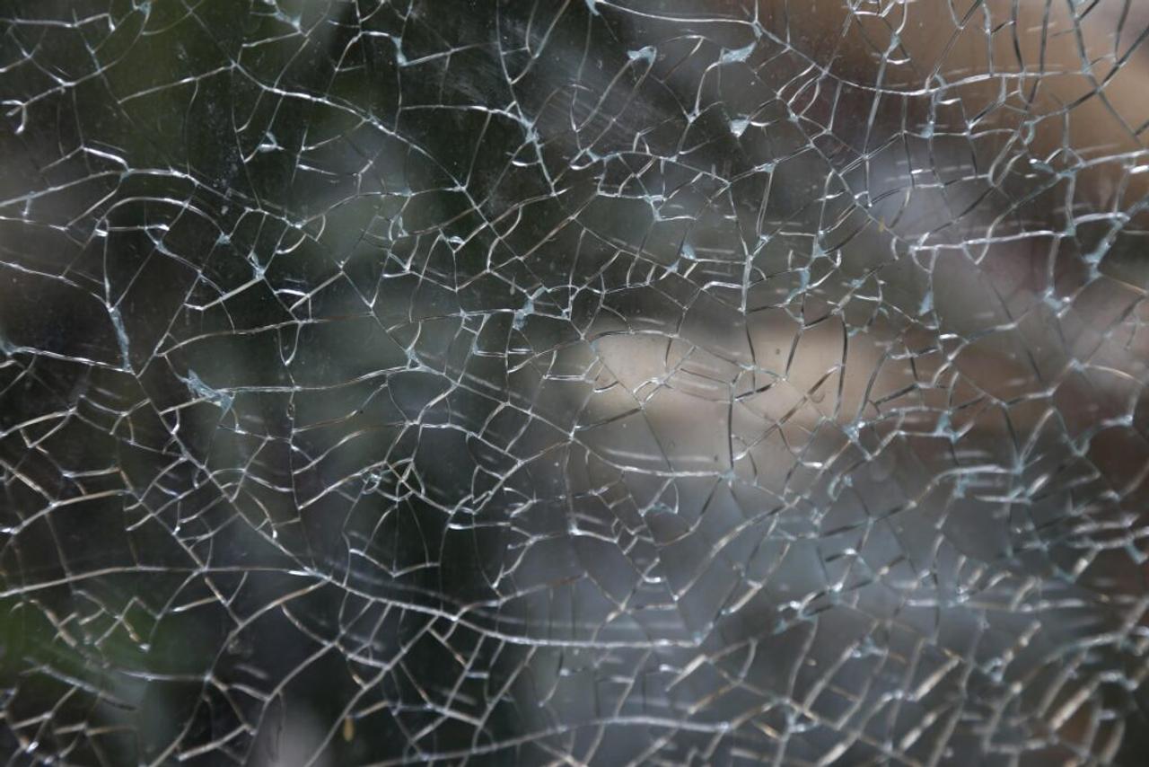 thermal stress cracks in a window