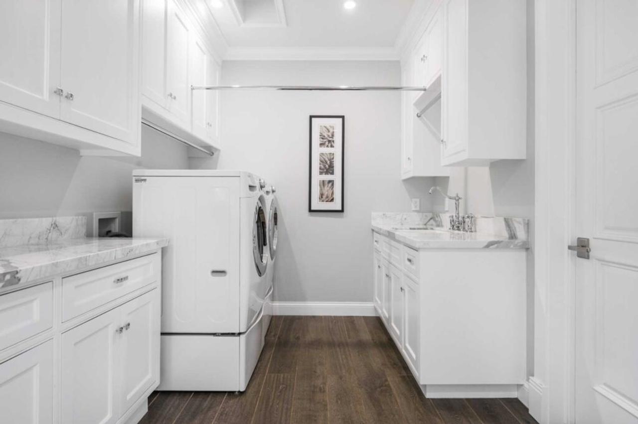 White kitchen cabinets