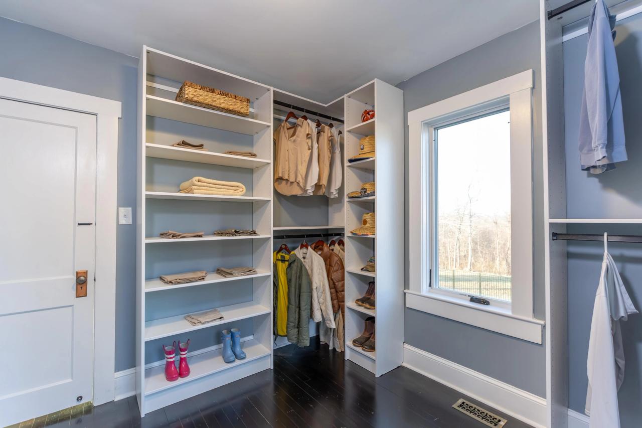 L-shaped closet layout