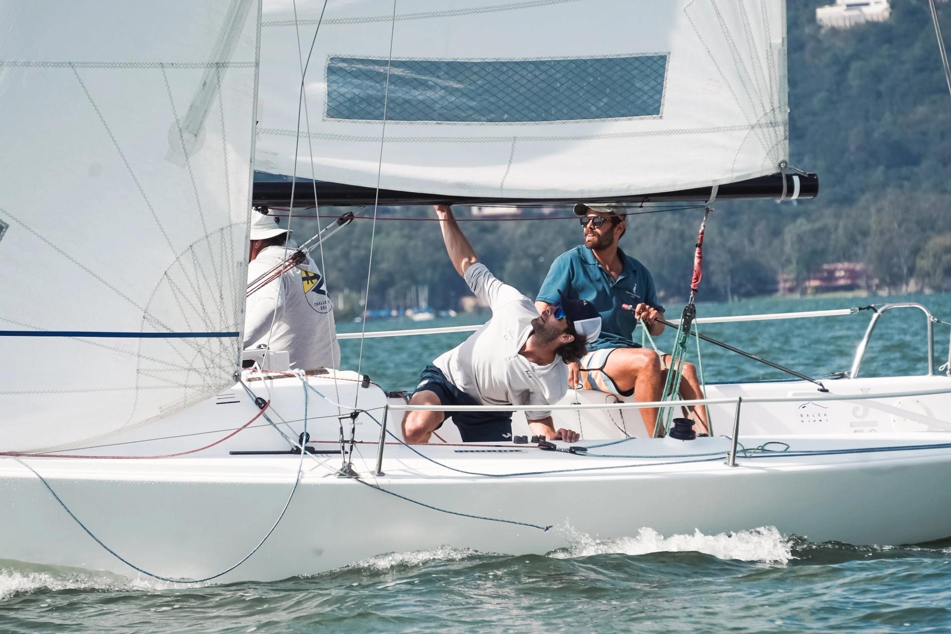 Vela náutica navegando en mar abierto