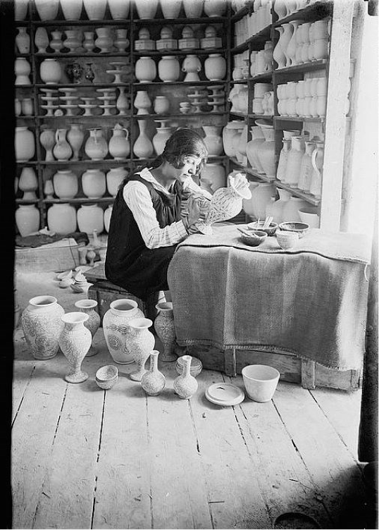 A Palestinian ceramics workshop in Jerusalem in the 1920s