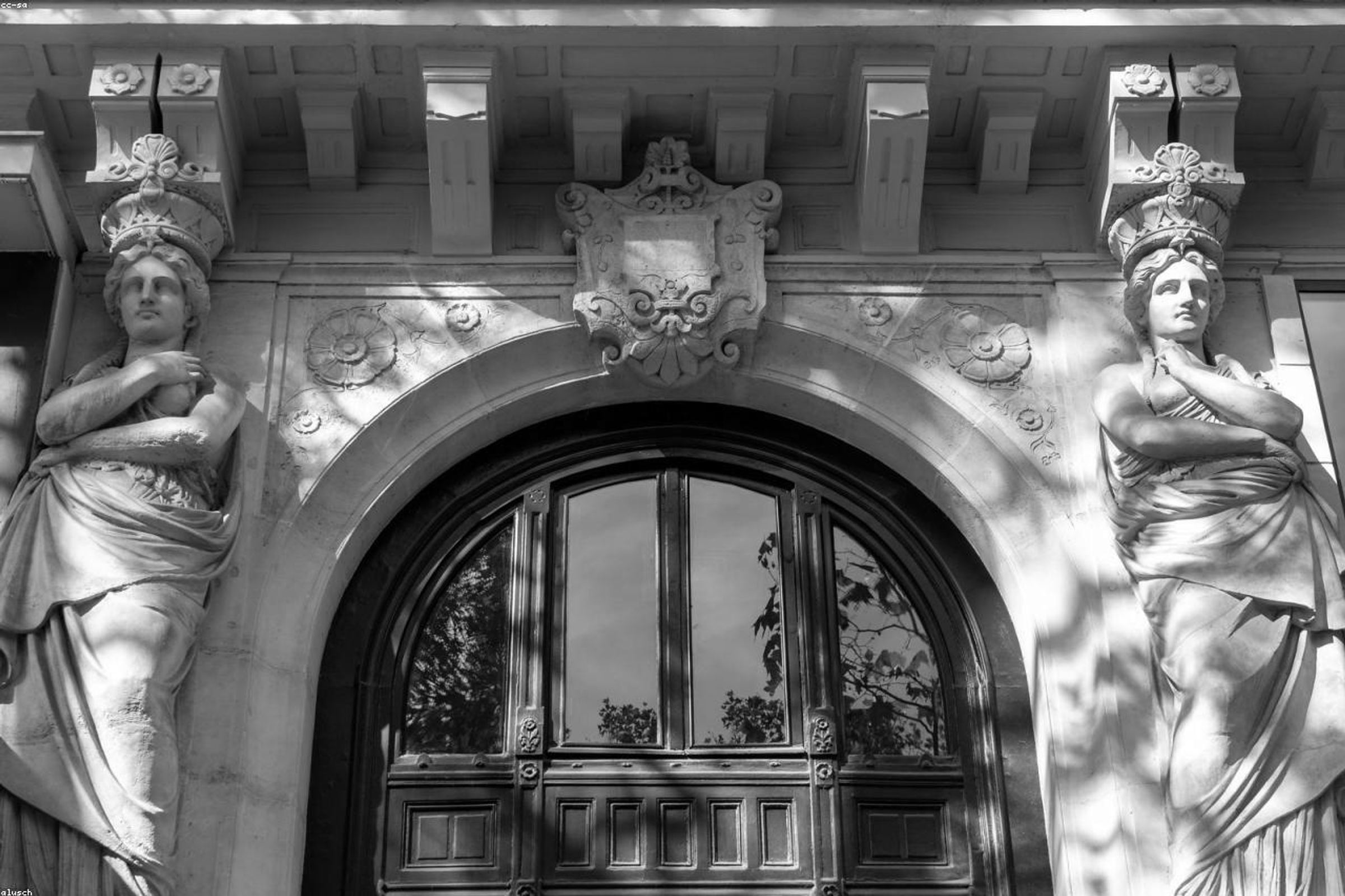 Façade d’un immeuble parisien en contre-plongée