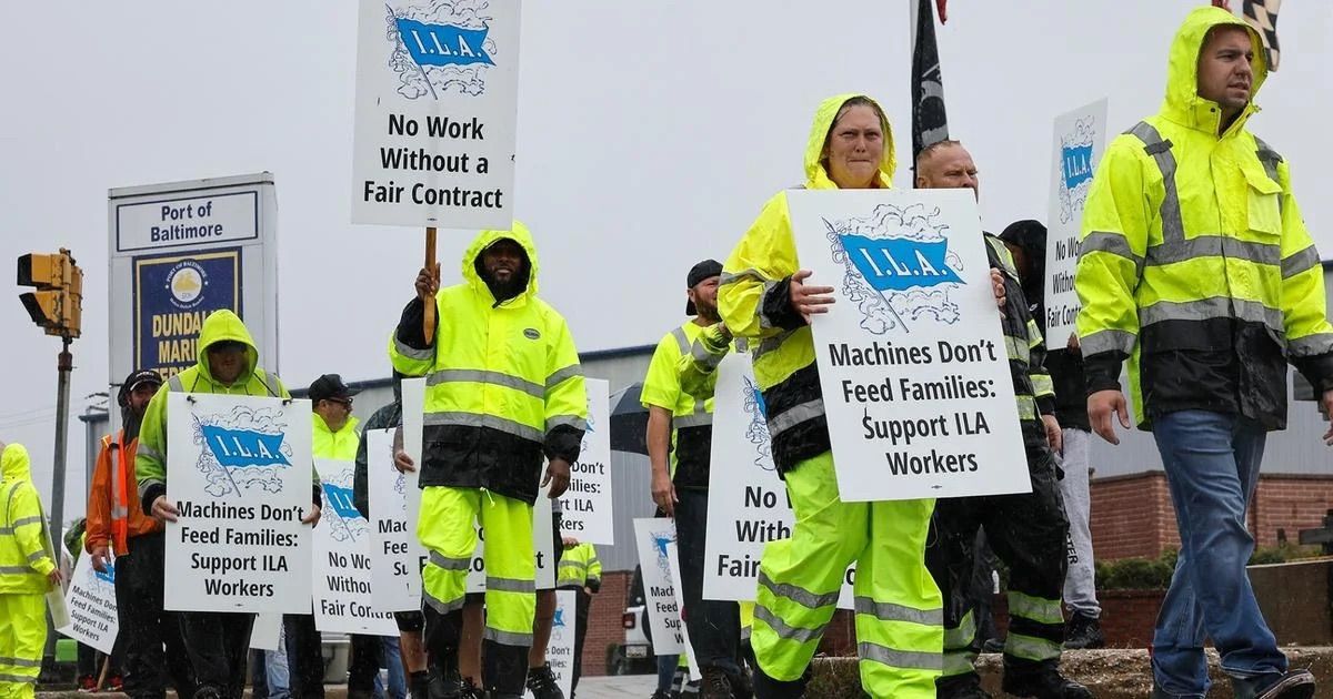 Cbsn fusion dockworker strike hits day 2 after union rejects new proposal thumbnail