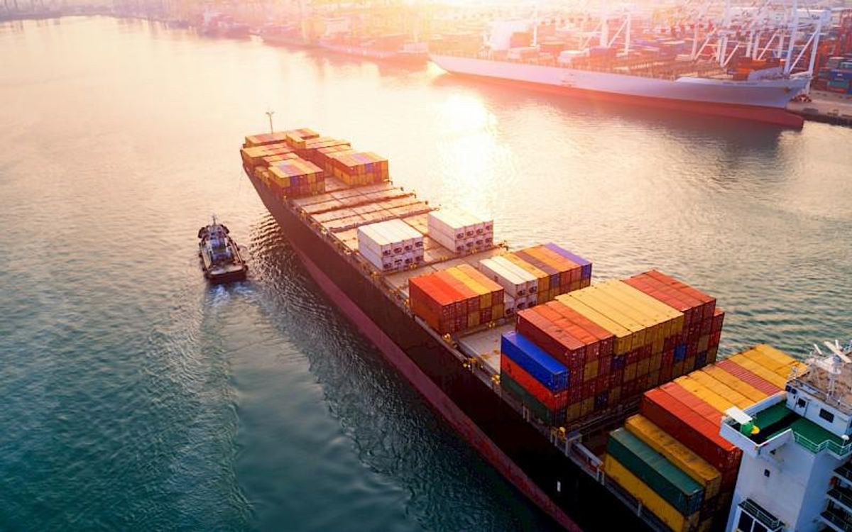 Illustration for the article: 2025's Logistics Risks Include Tariffs, Labor Strife