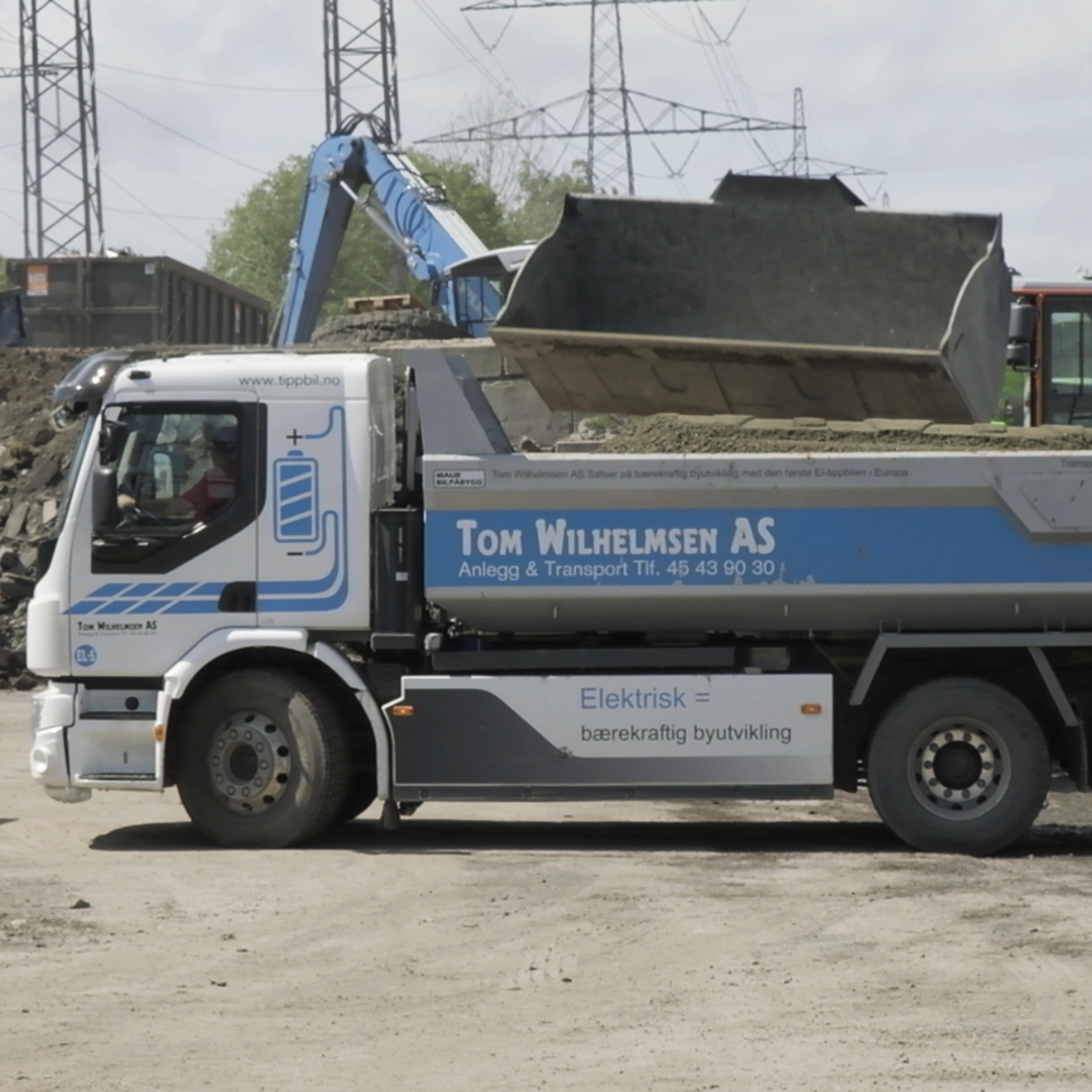 Elektrisk lastebil lastes med masser
