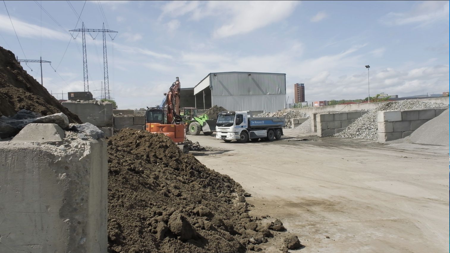 Elektrisk lastebil og hjullaster