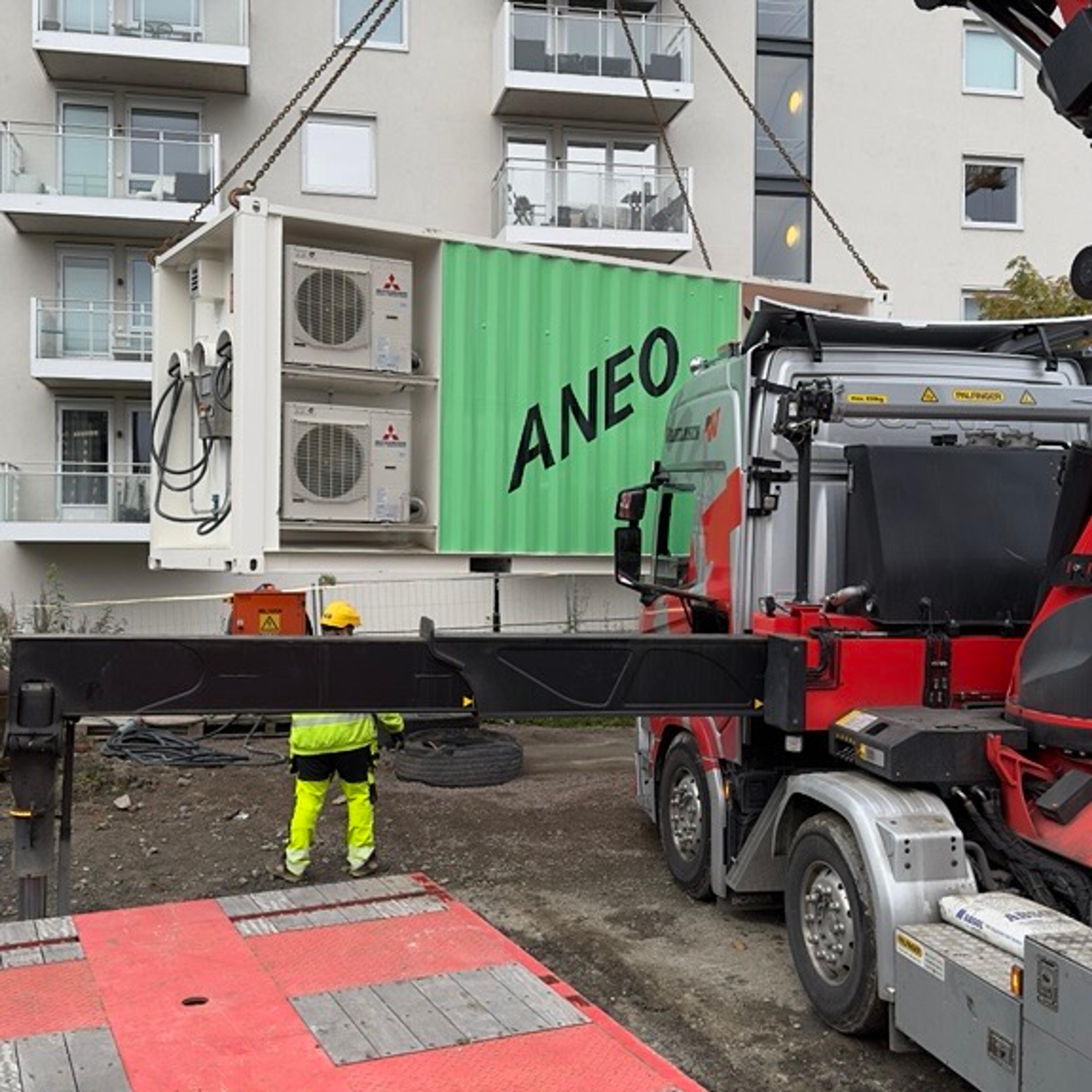 Ladecontainer rigges opp på Løren