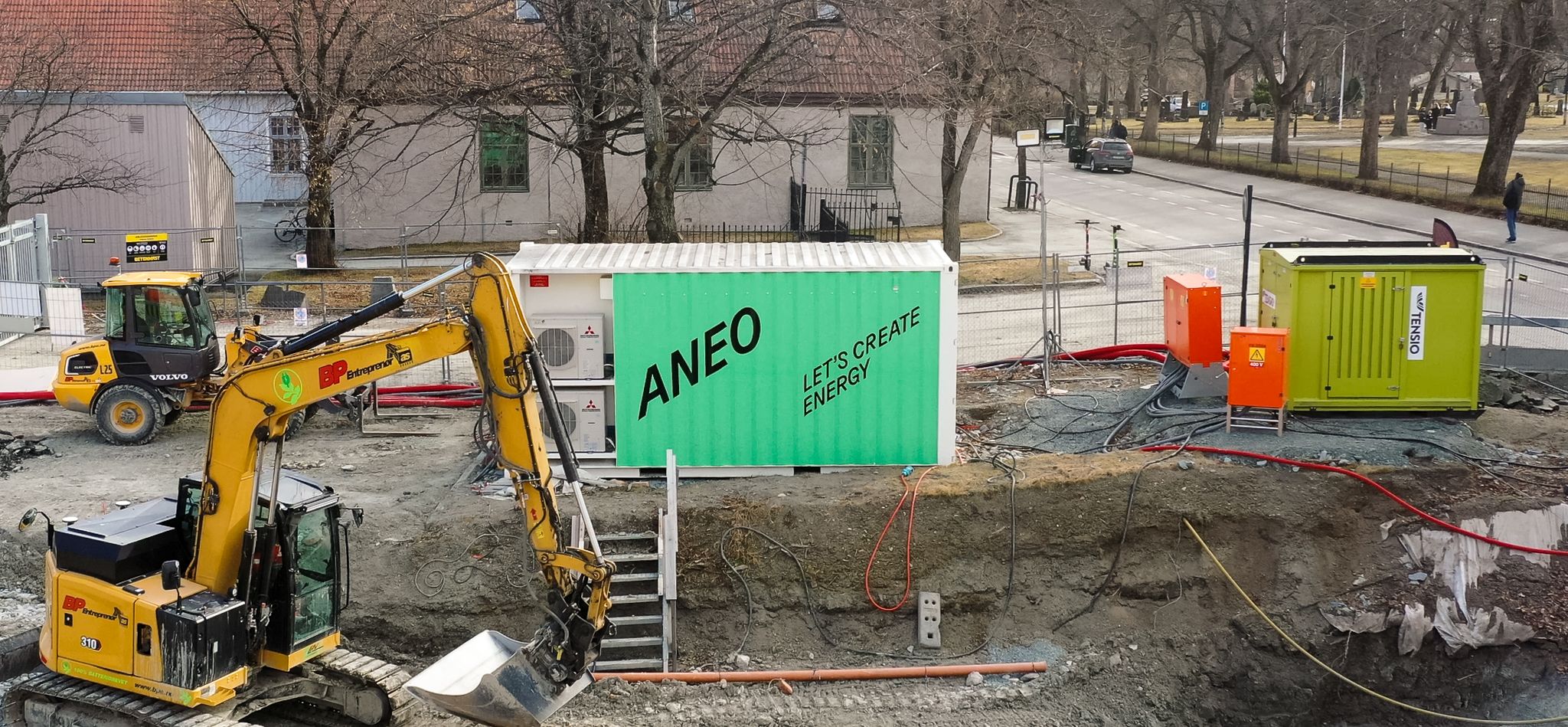 Elektrisk gravemaskin og lader