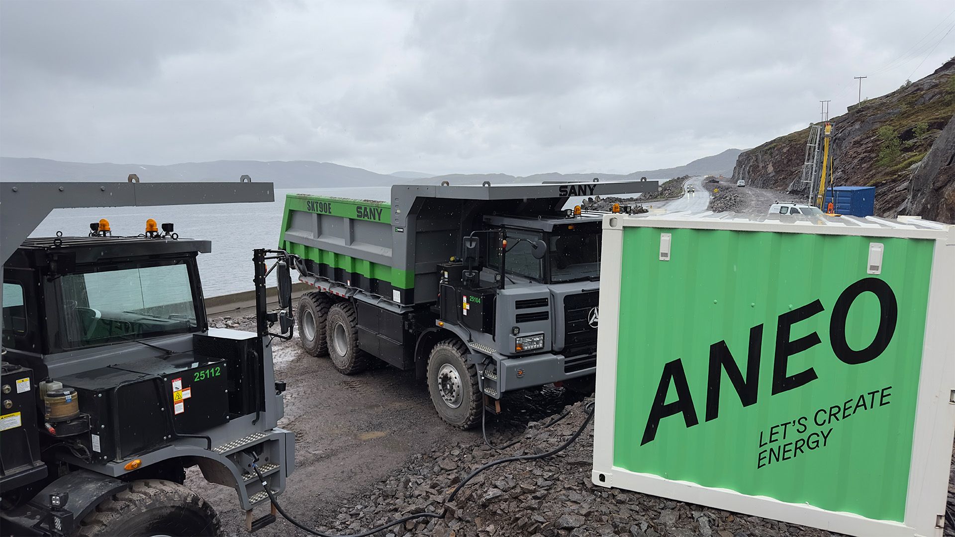 To elektriske dumpere og ett ladetårn