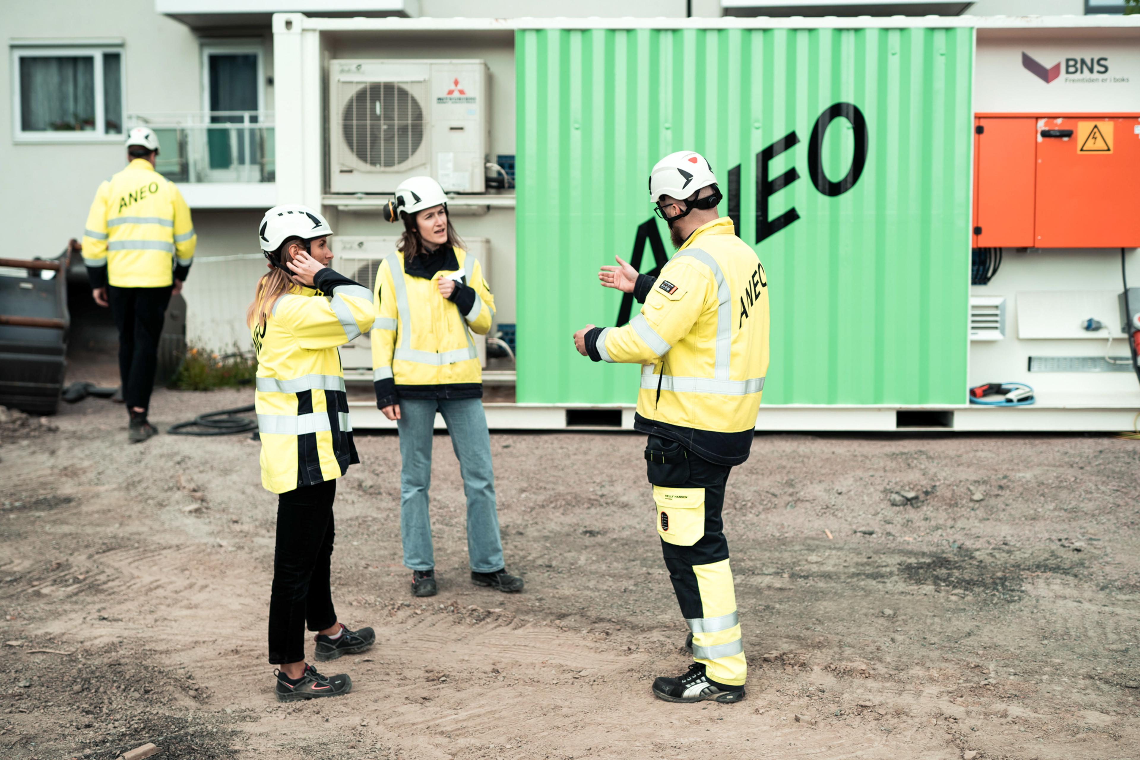 Ladecontainer for lynlading av elektriske anleggsmaskiner