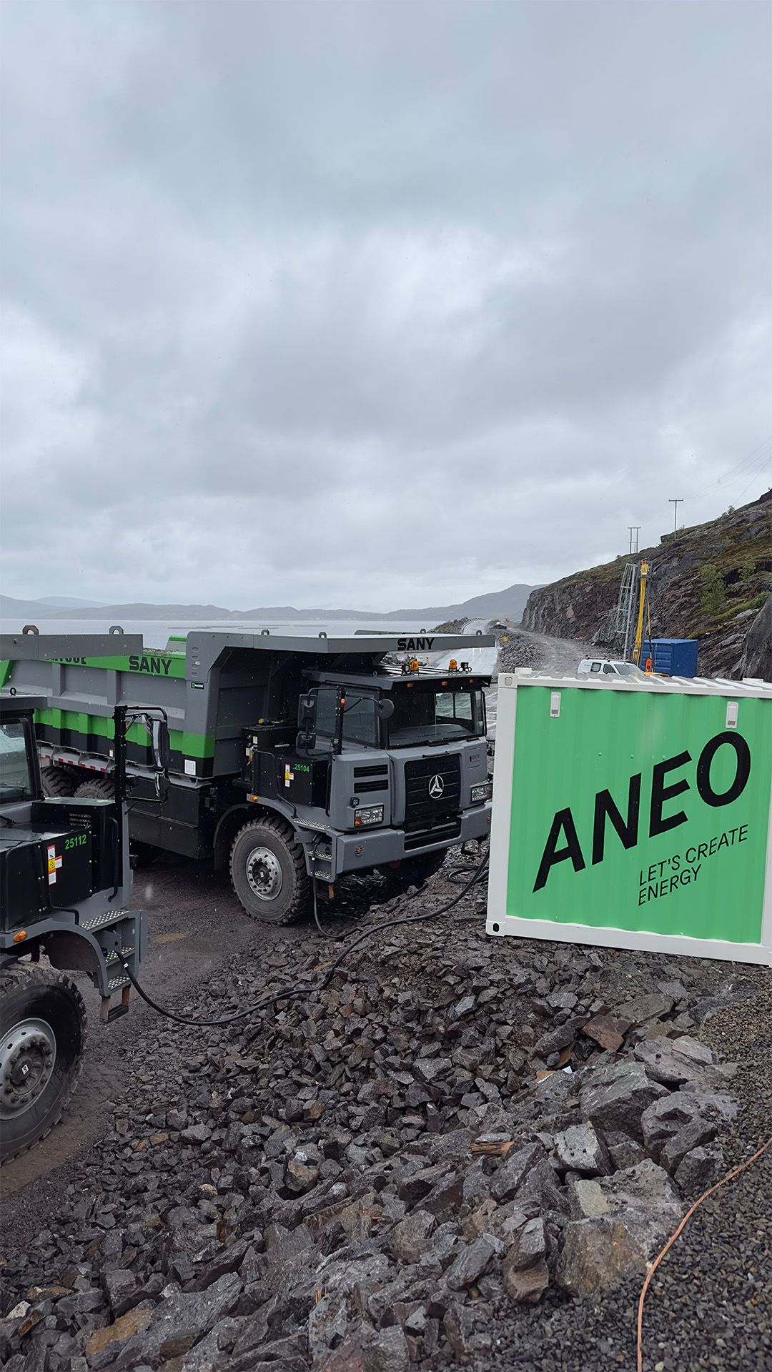 To elektriske dumpere som lader 