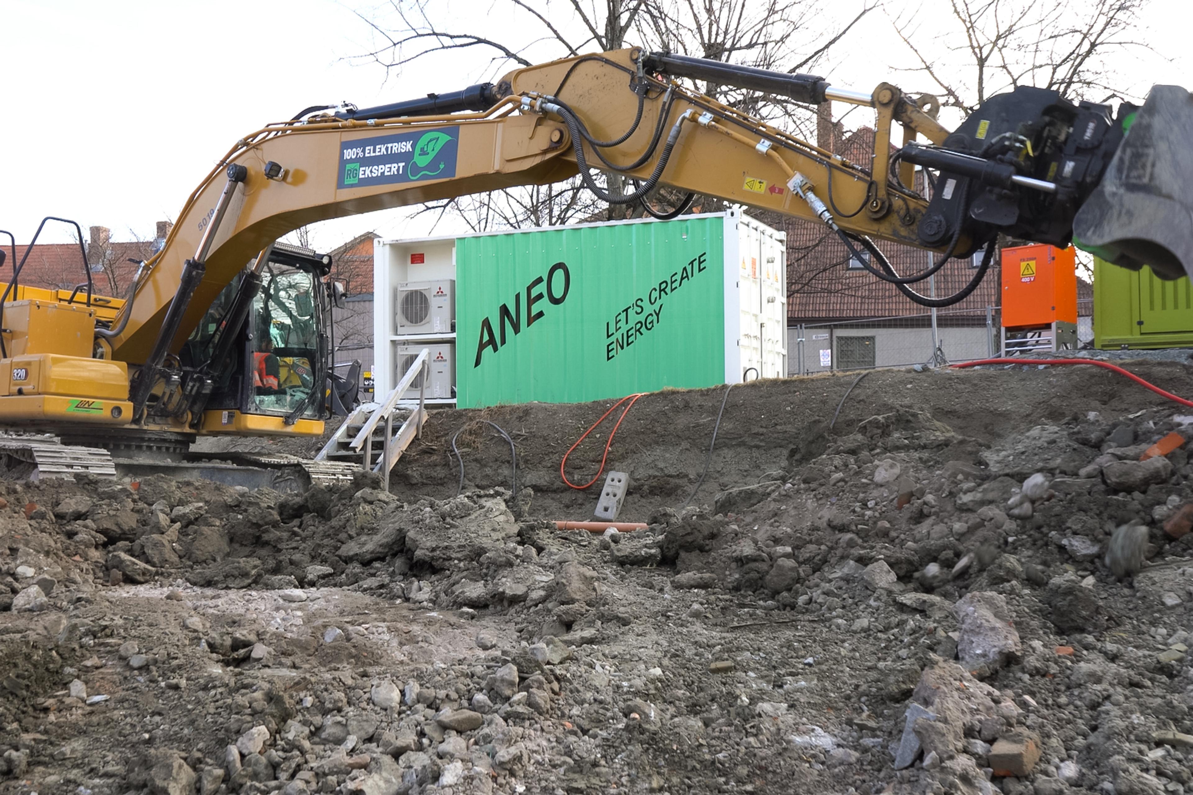 El-gravemaskin og ladecontainer på Trondheim Katedralskole