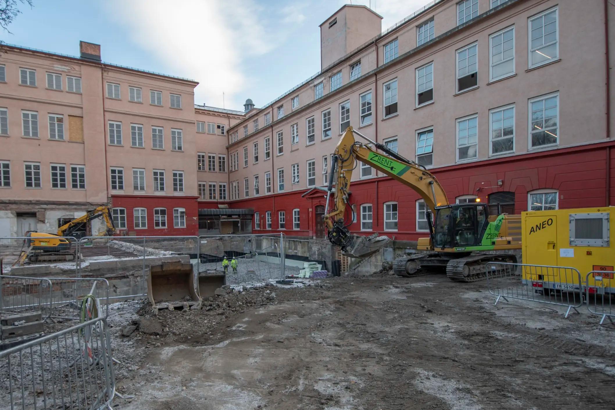 Elektrisk gravemaskin og lader