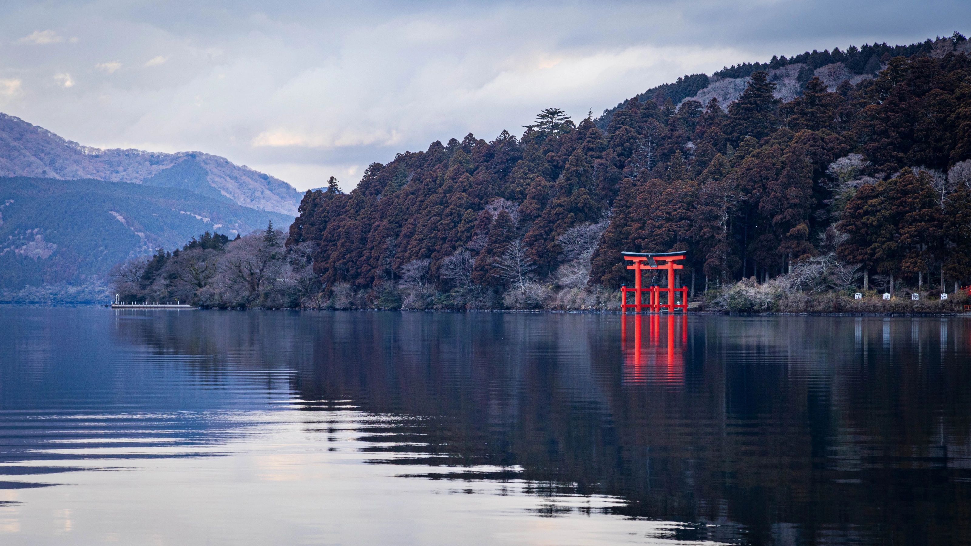 Le torii du sanctuaire Hakone se reflète dans les eaux calmes du lac Ashi.