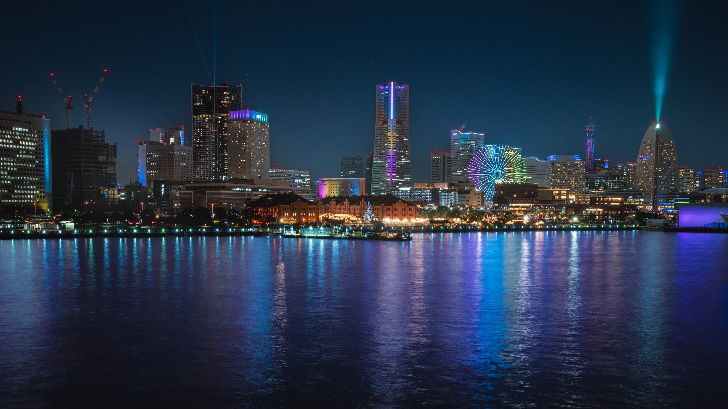 La ligne d’horizon illuminée de Minato Mirai se reflète dans la baie de Yokohama.